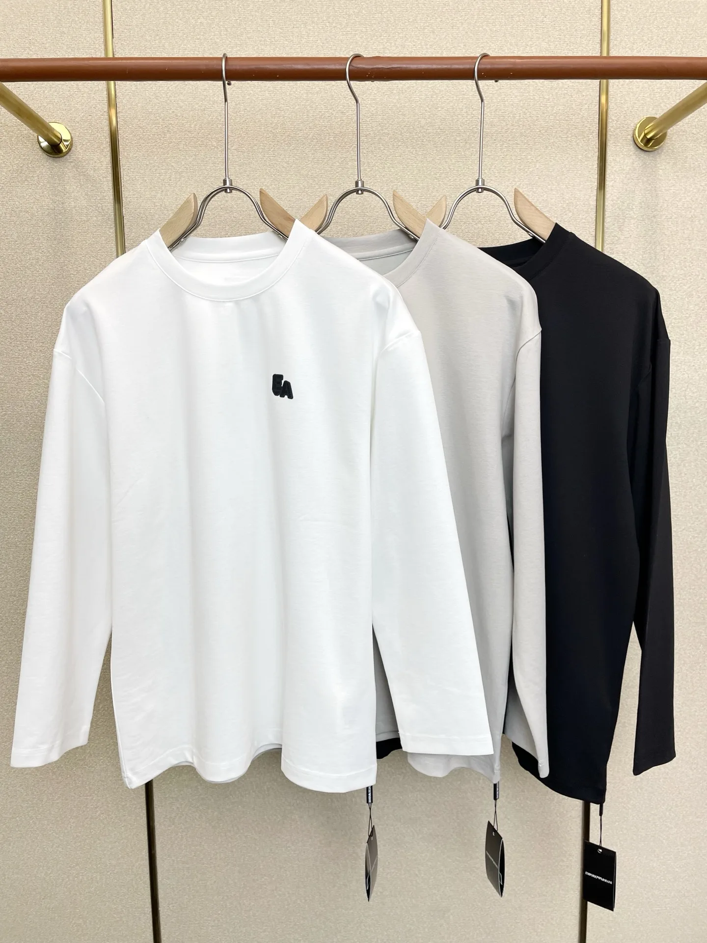 シンプル 合わせやすい ロゴ 長袖Tシャツ アルマーニ Tシャツ コピー クルーネック