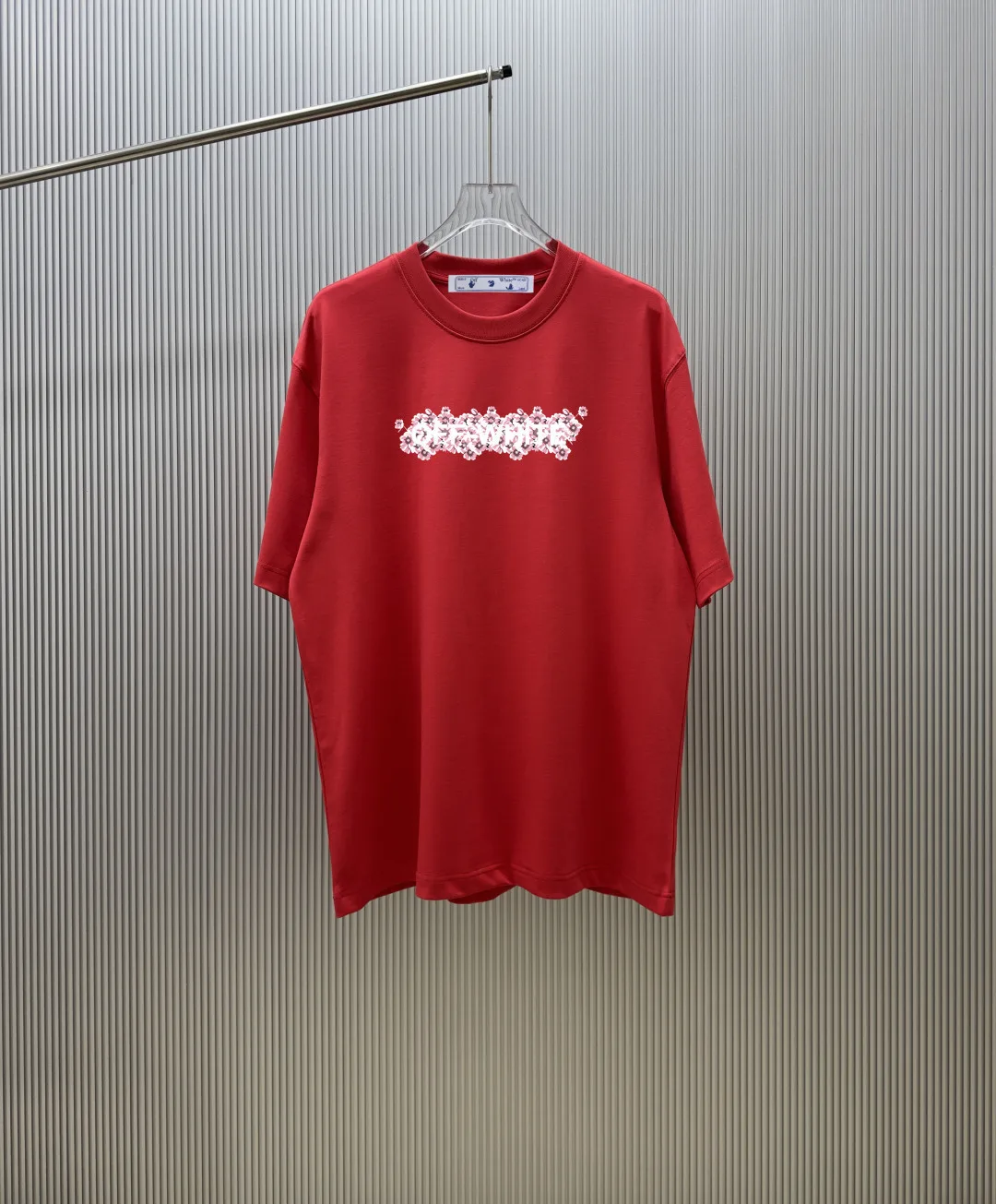 フラワーモチーフグラフィック クルーネック半袖Tシャツ オフホワイト Tシャツ 偽物 レッド