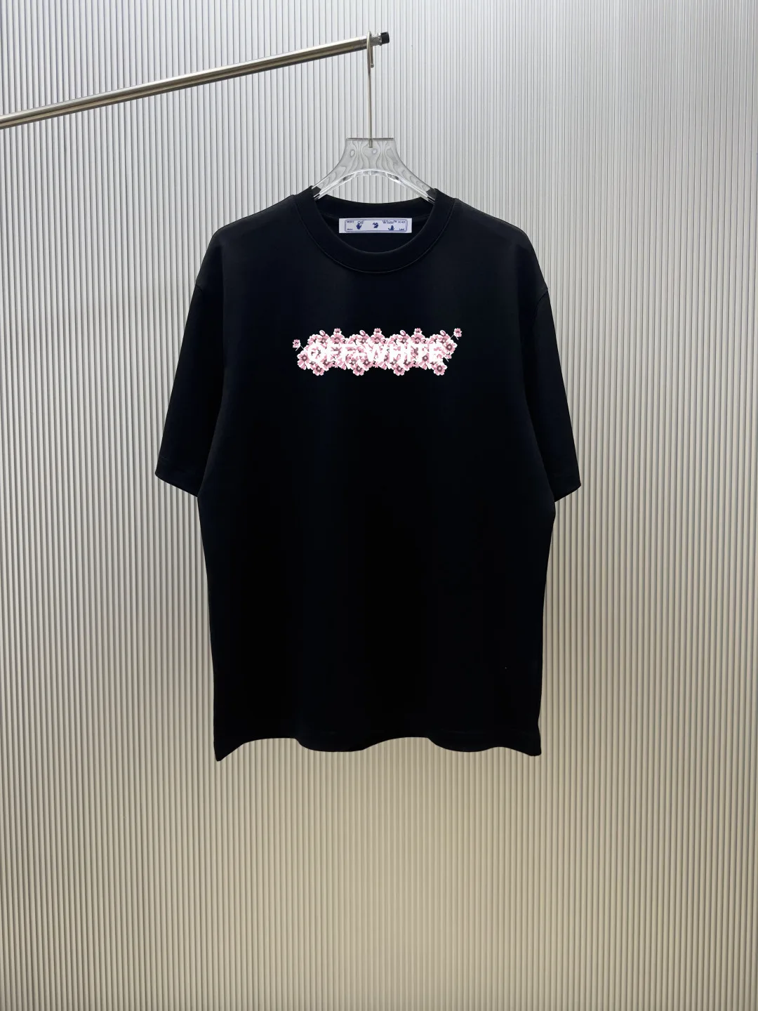 フラワーモチーフグラフィック クルーネック半袖Tシャツ オフホワイト Tシャツ 偽物 ブラック