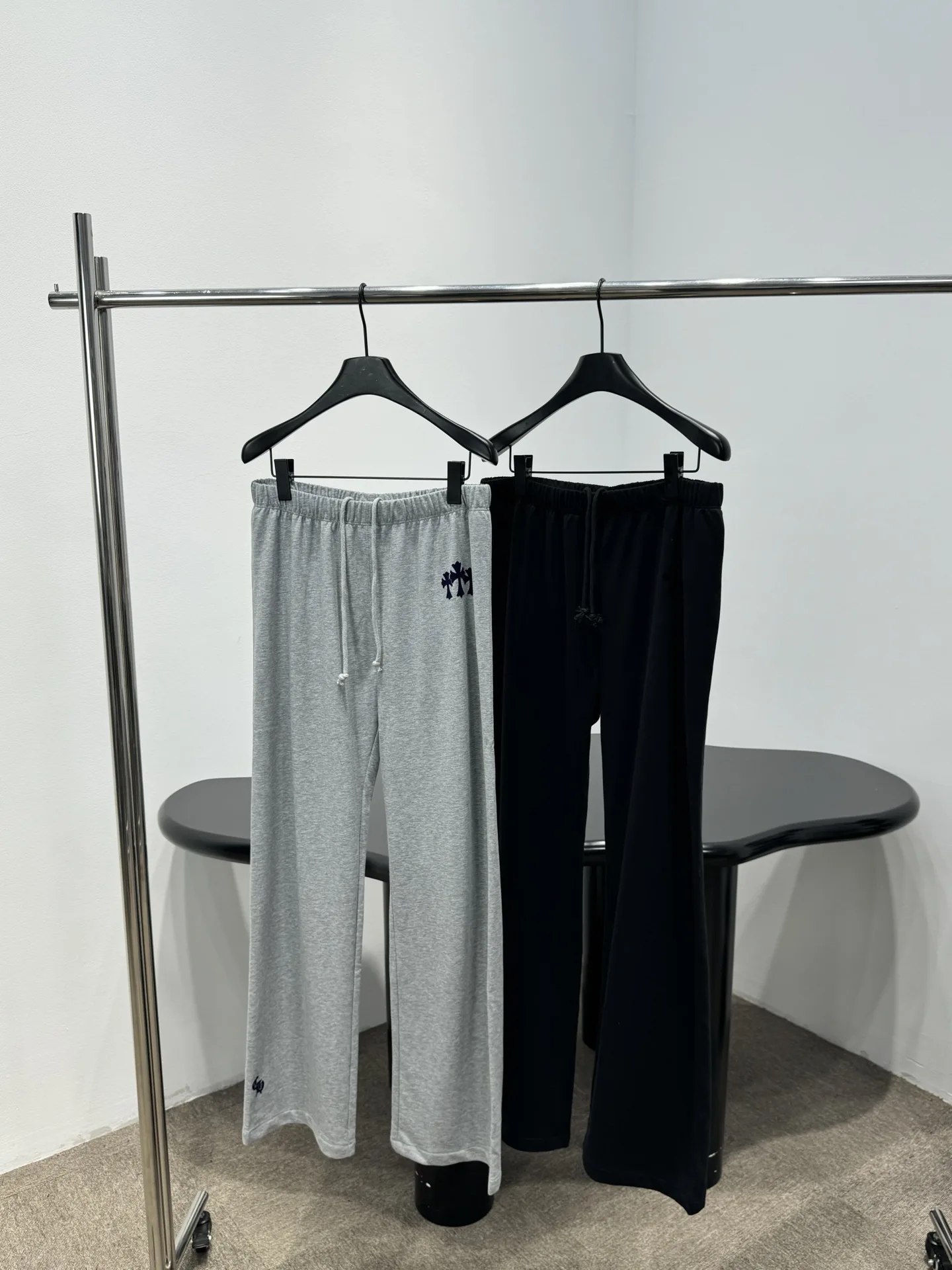 人気 カジュアル クロムハーツ パンツ 偽物 クロスモチーフ スウェットパンツ