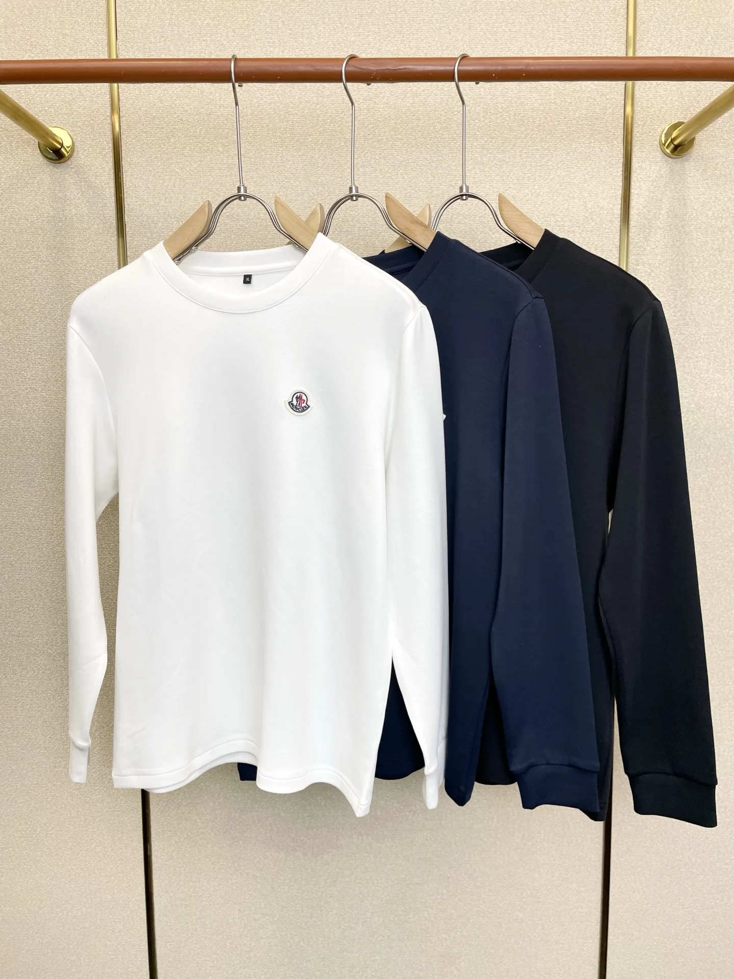 カジュアル ロゴ入り モンクレール Tシャツ 偽物 クルーネック 長袖tシャツ