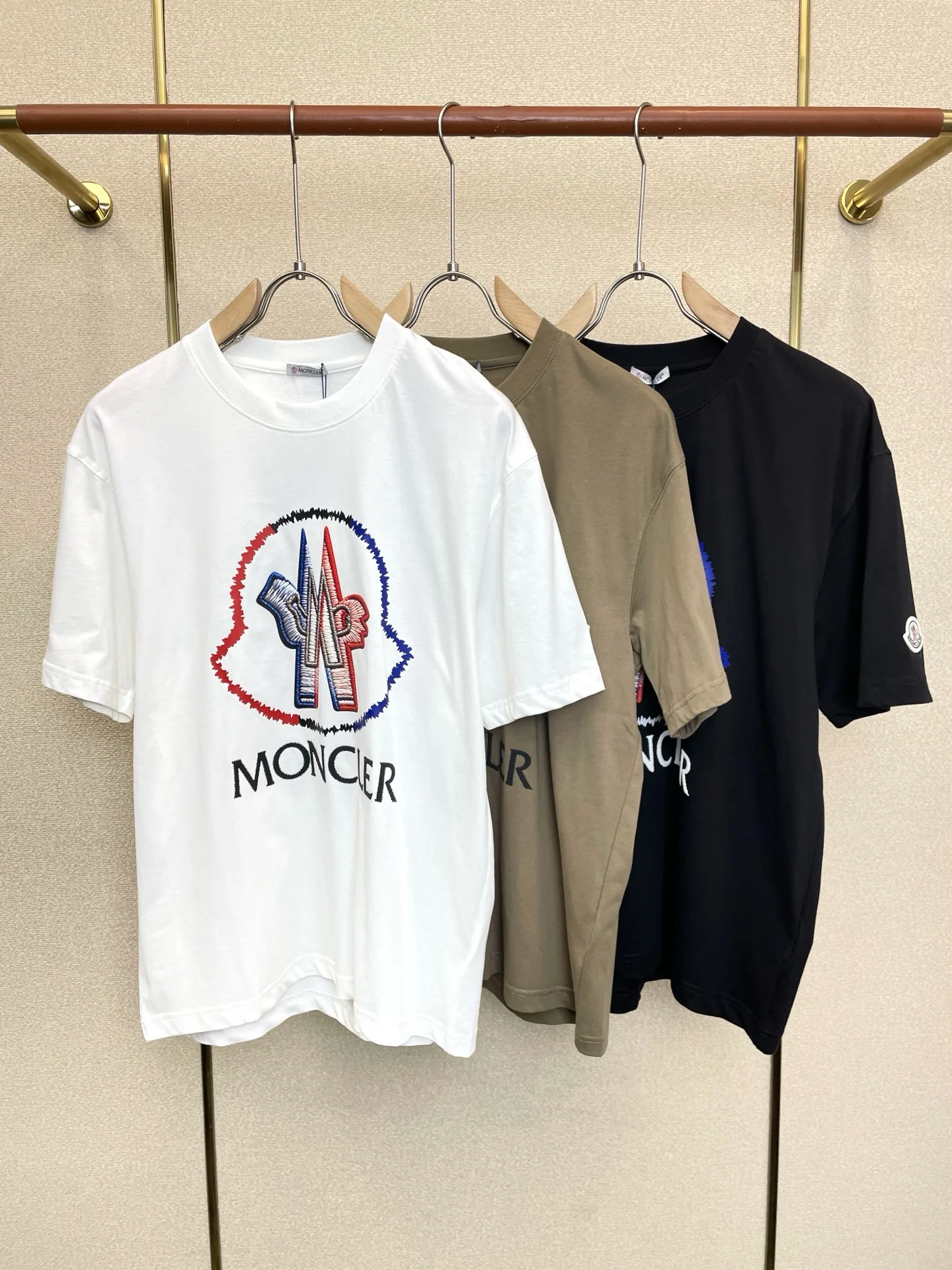 お洒落 合わせやすい モンクレール Tシャツ 偽物 ロゴプリント クルーネック 半袖Tシャツ