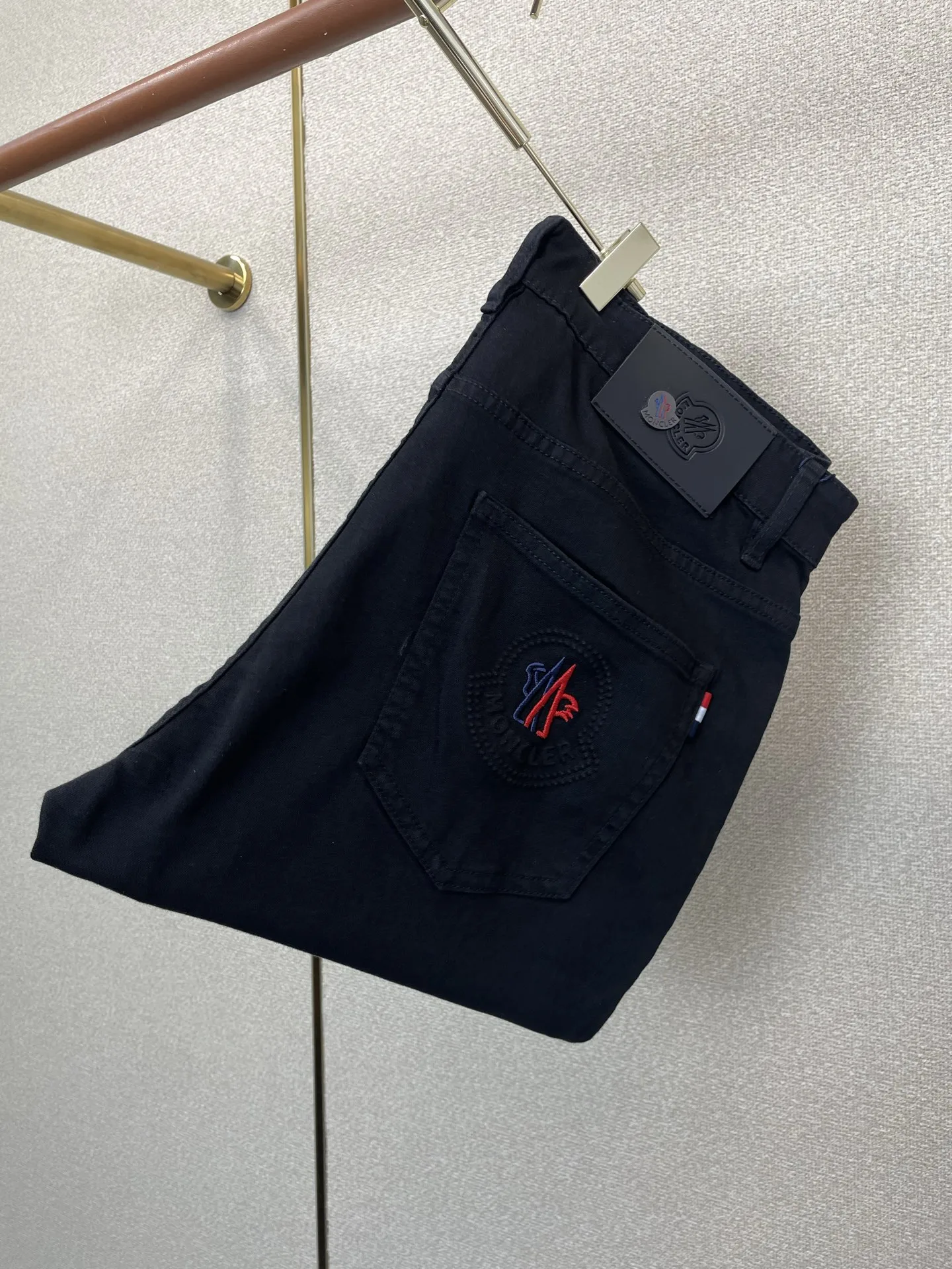 モンクレール ジーンズ 偽物 シンプル 合わせやすい デニムパンツ