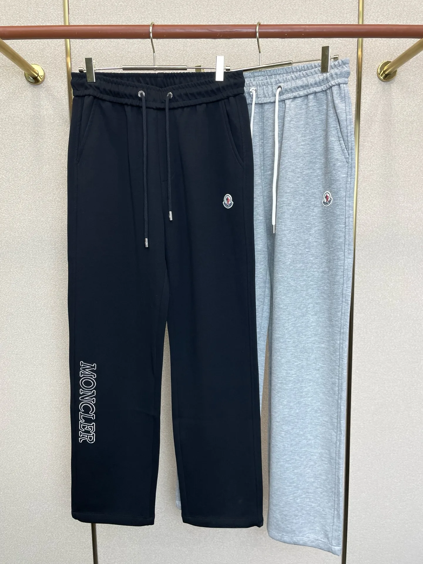 カジュアル ロゴ入り スウェットパンツ モンクレール パンツ 偽物 合わせやすい