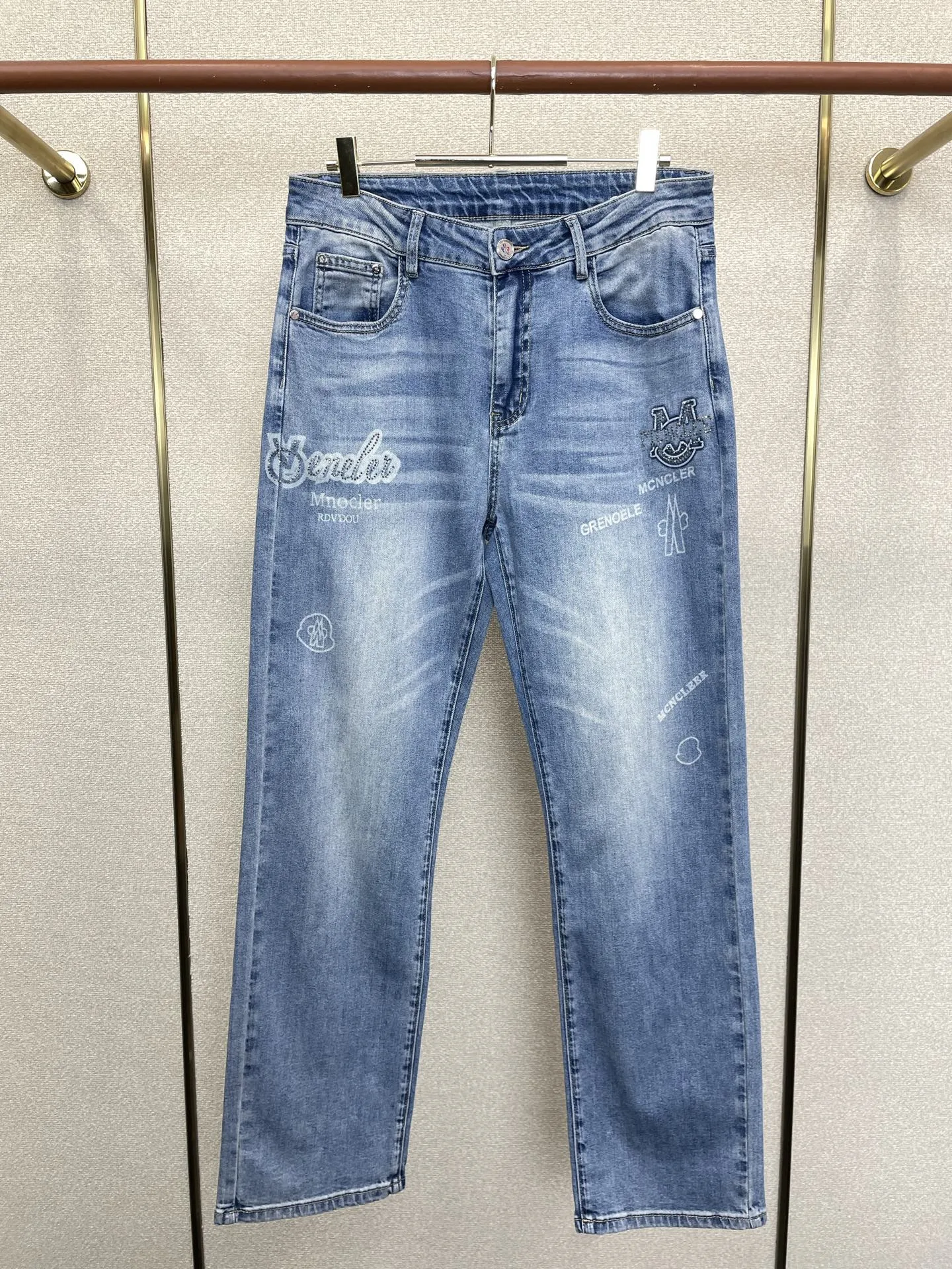 定番 合わせやすい モンクレール ジーンズ 偽物 ロゴ入り デニムパンツ