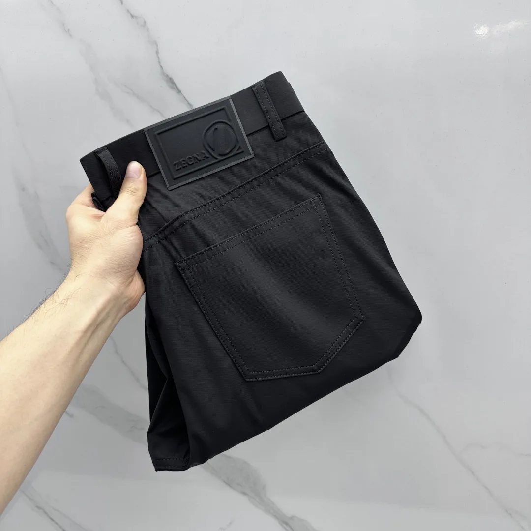 シンプル テーパード チノパンツ エルメネジルド・ゼニア スラックス 偽物 ブラック