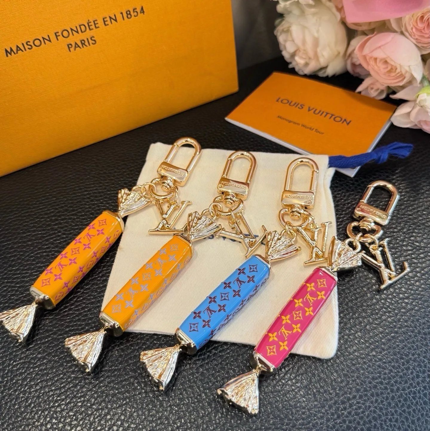 遊び心満載 バッグチャーム･LV スイーツ ルイ・ヴィトン キーホルダー 偽物