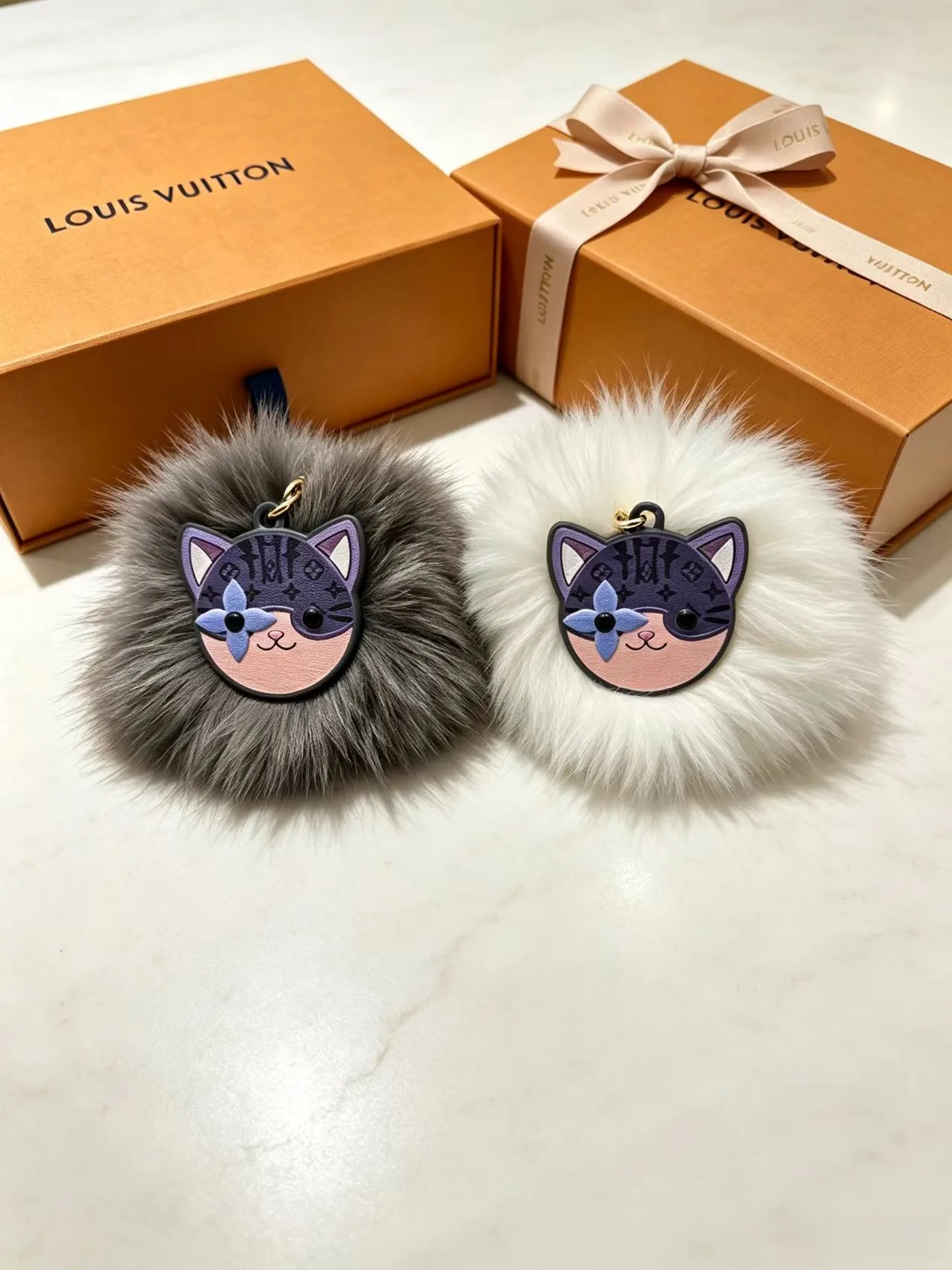 遊び心満載 ルイ・ヴィトン キーホルダー 偽物 バッグチャーム･LV キャット ポンポン