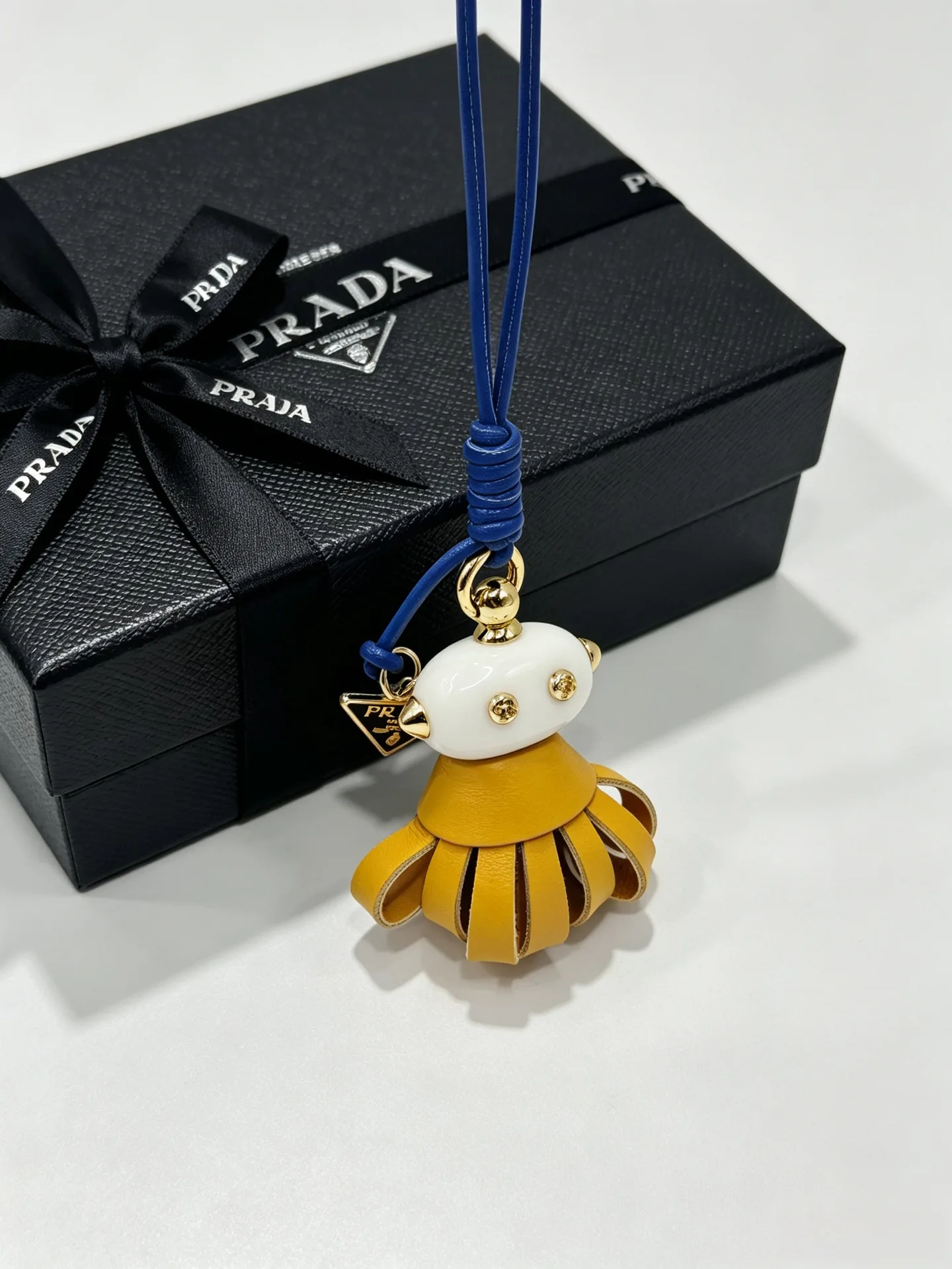 遊び心あふれる ロボット バッグチャーム プラダ キーホルダー 偽物