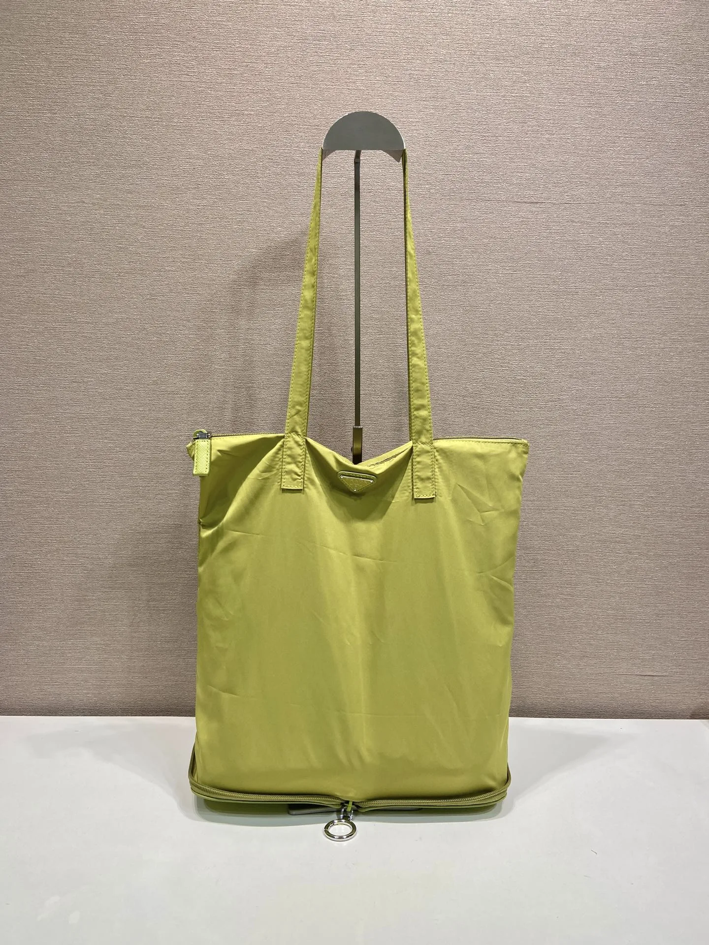 プラダ バッグ コピー サフィアーノレザー ペンダント付 Re-Nylon トートバッグ1TT330 グリーン