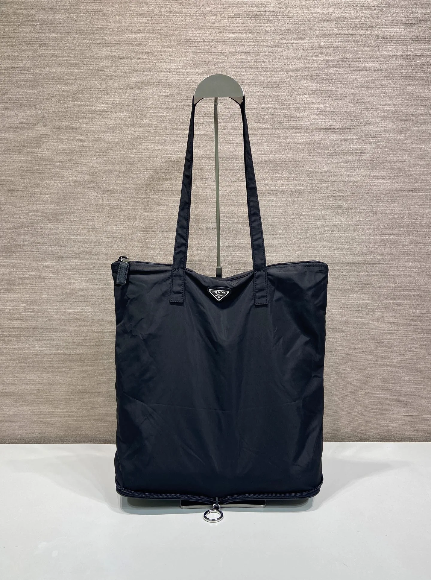 サフィアーノレザー ペンダント付 Re-Nylon トートバッグ プラダ バッグ コピー 1TT330 ブラック