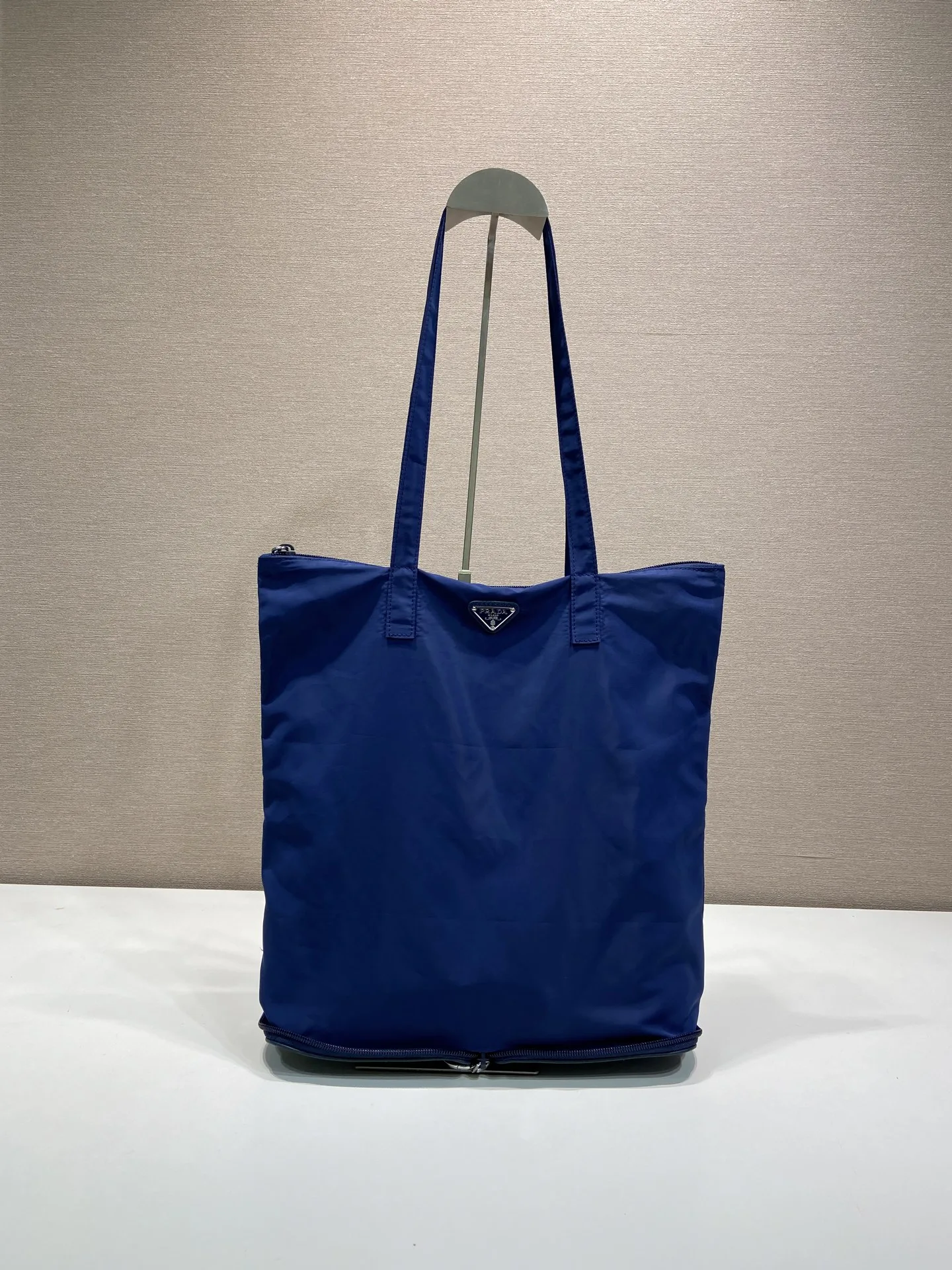 プラダ バッグ コピー サフィアーノレザー ペンダント付 Re-Nylon トートバッグ1TT330 ブルー