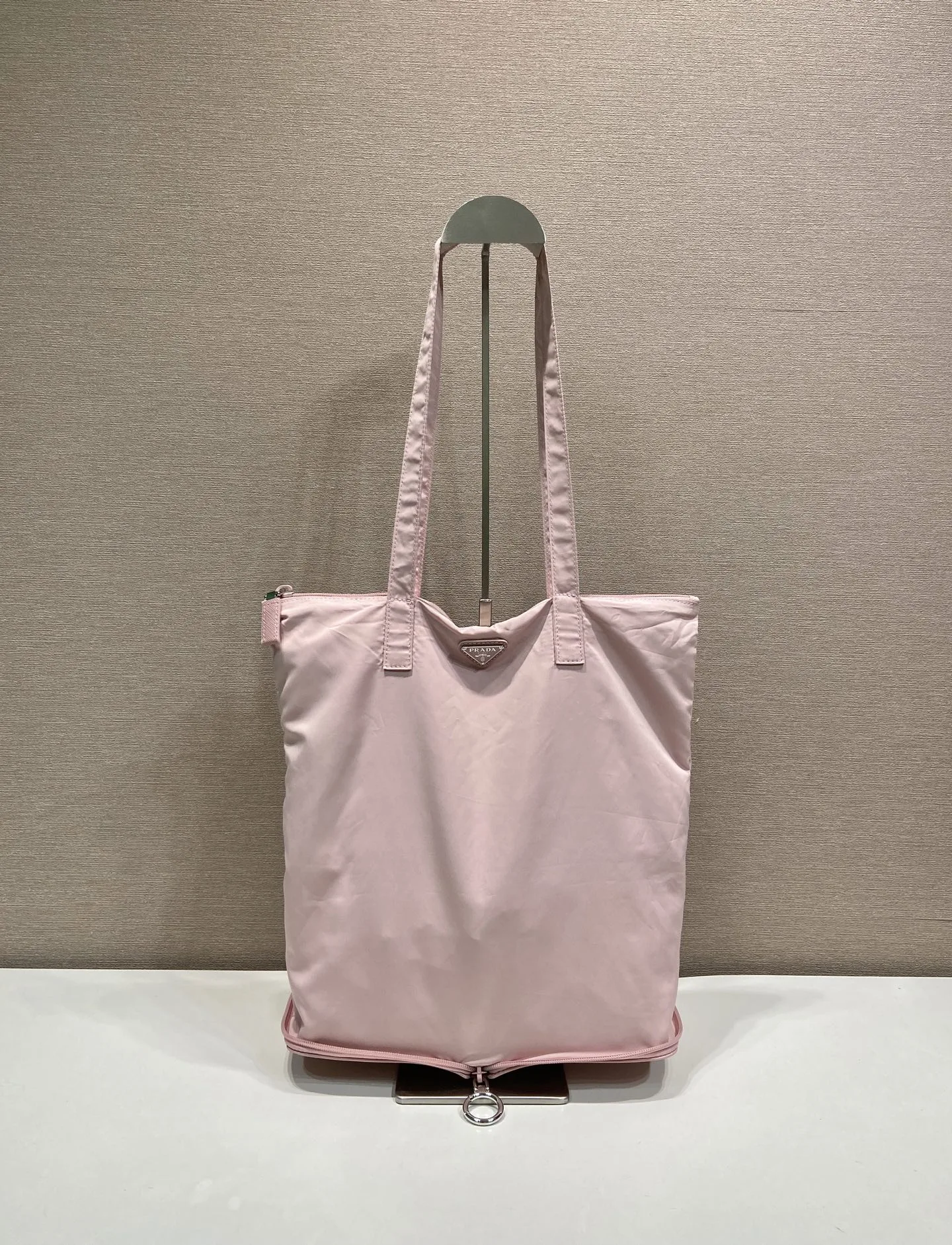 サフィアーノレザー ペンダント付 Re-Nylon トートバッグ プラダ バッグ コピー 1TT330 ピンク