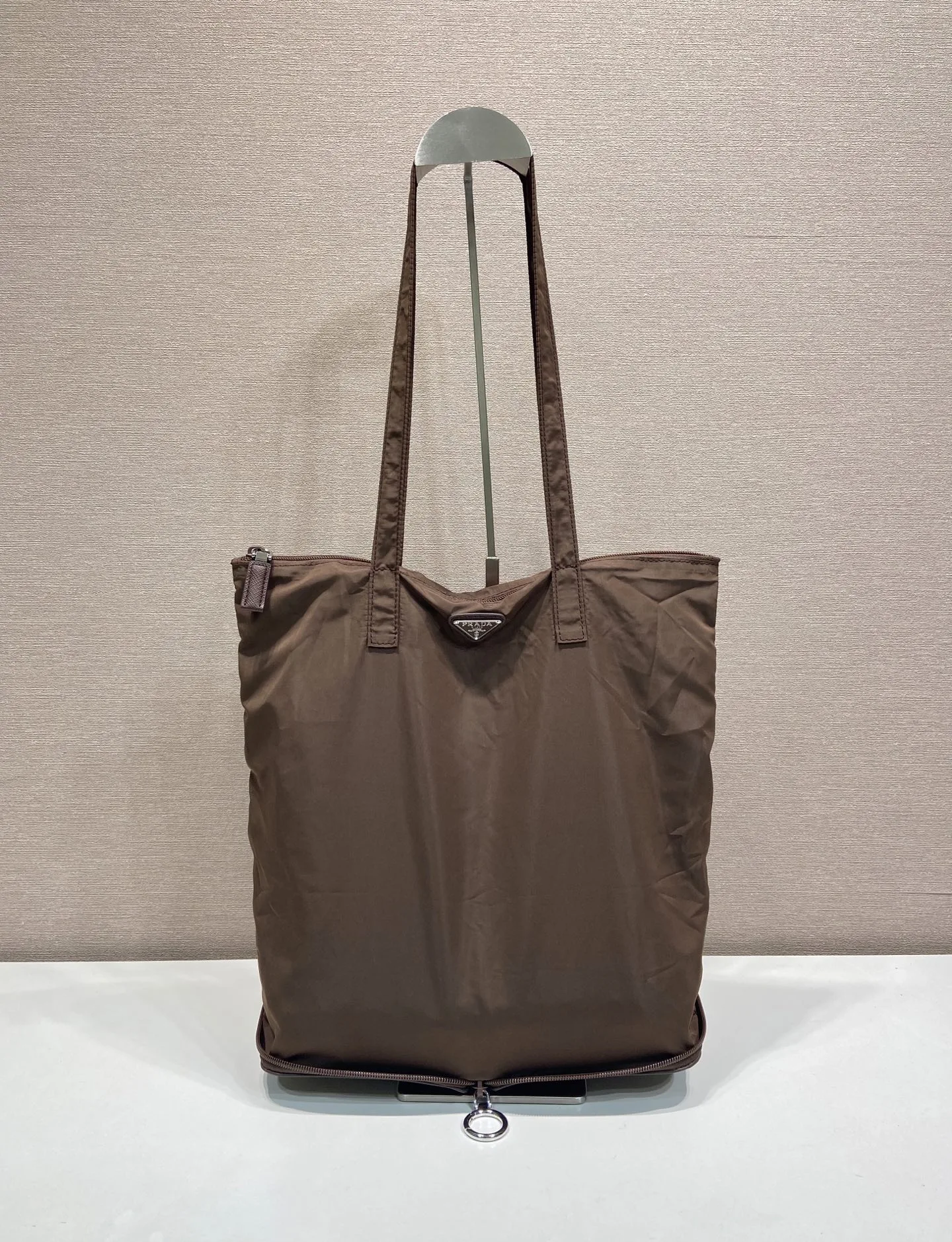 プラダ バッグ コピー サフィアーノレザー ペンダント付 Re-Nylon トートバッグ1TT330 ブラウン