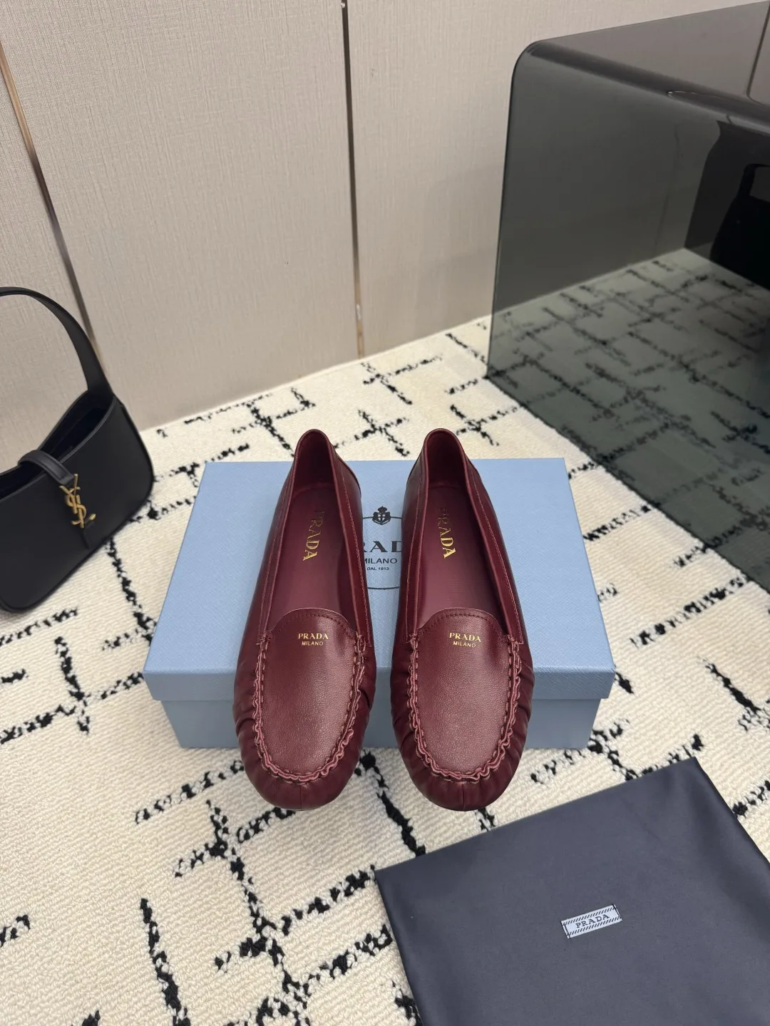 洗練された レザー フラットシューズ プラダ モカシン 偽物 ボルドー
