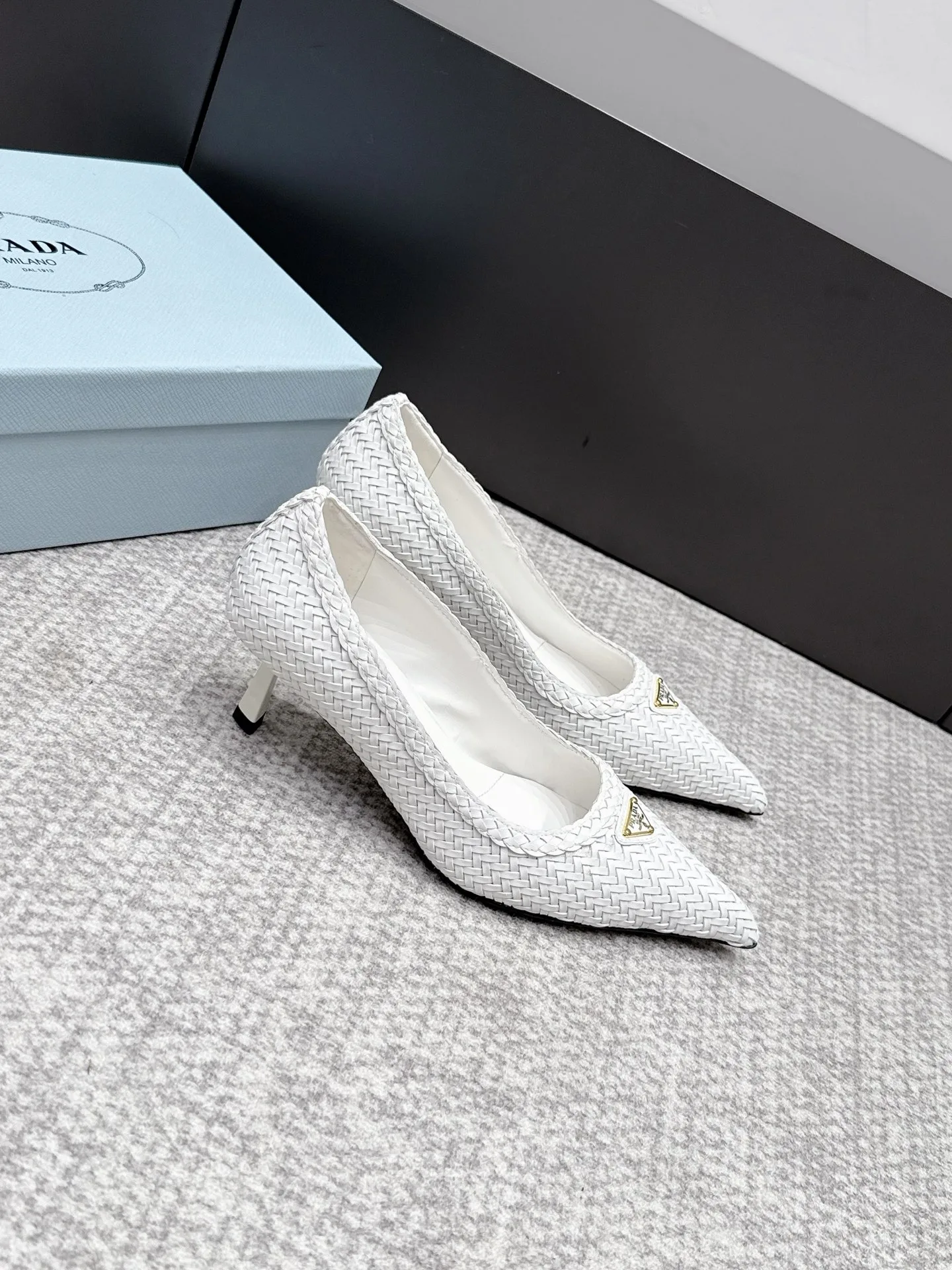 編み込み レザー ポインテッドトゥ プラダ パンプス 偽物 トライアングルロゴ付き ホワイト