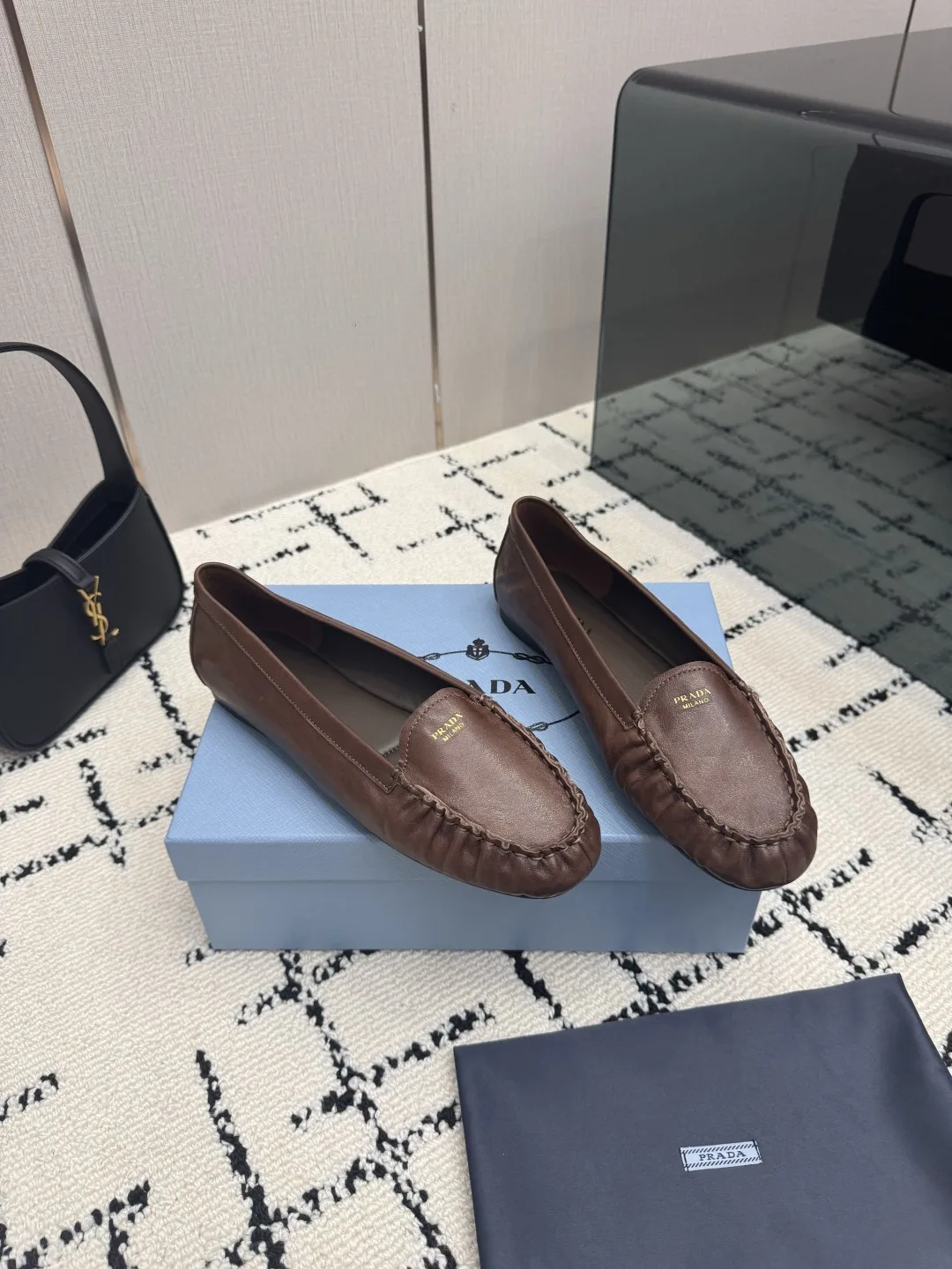 洗練された レザー フラットシューズ プラダ モカシン 偽物 ブラウン