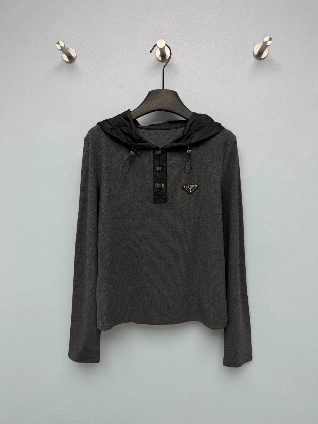 異素材 切り替え フーデッド 長袖カットソープラダ Tシャツ 偽物 グレー