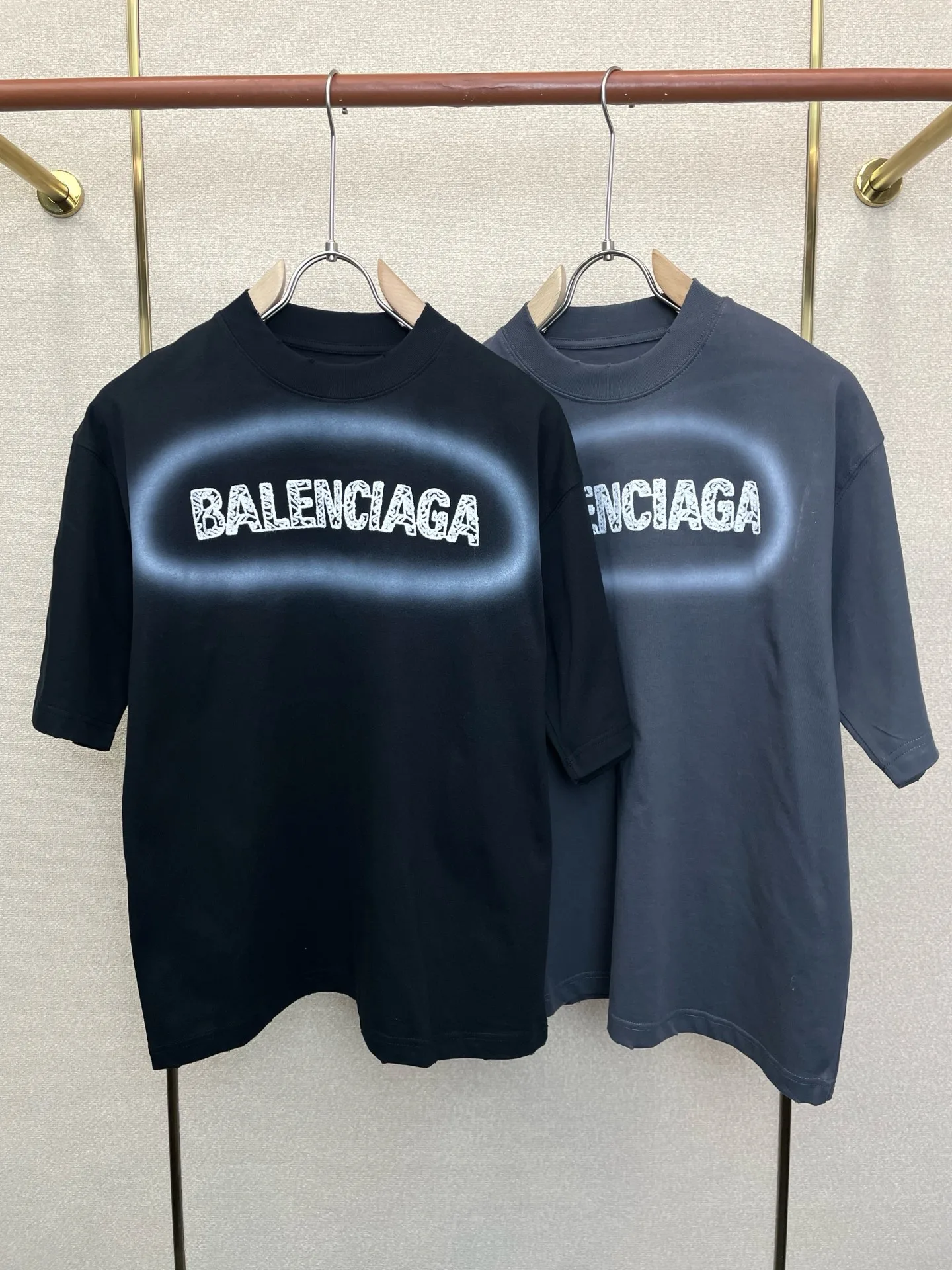 ロゴプリント クルーネック 半袖Tシャツ バレンシアガ Tシャツ 偽物 合わせやすい