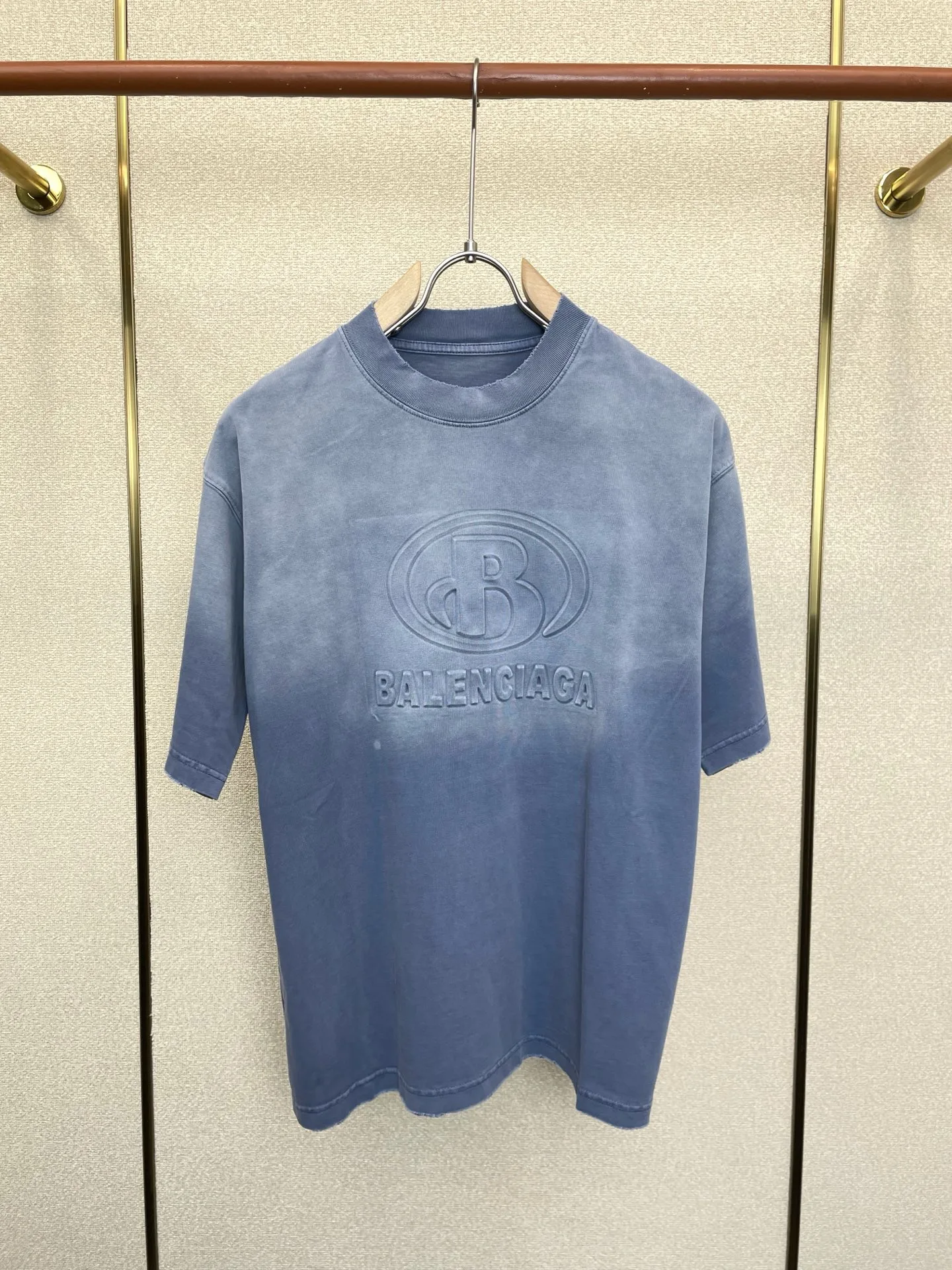 ヴィンテージ感 エンボスロゴ 半袖Tシャツ バレンシアガ Tシャツ 偽物 クルーネック