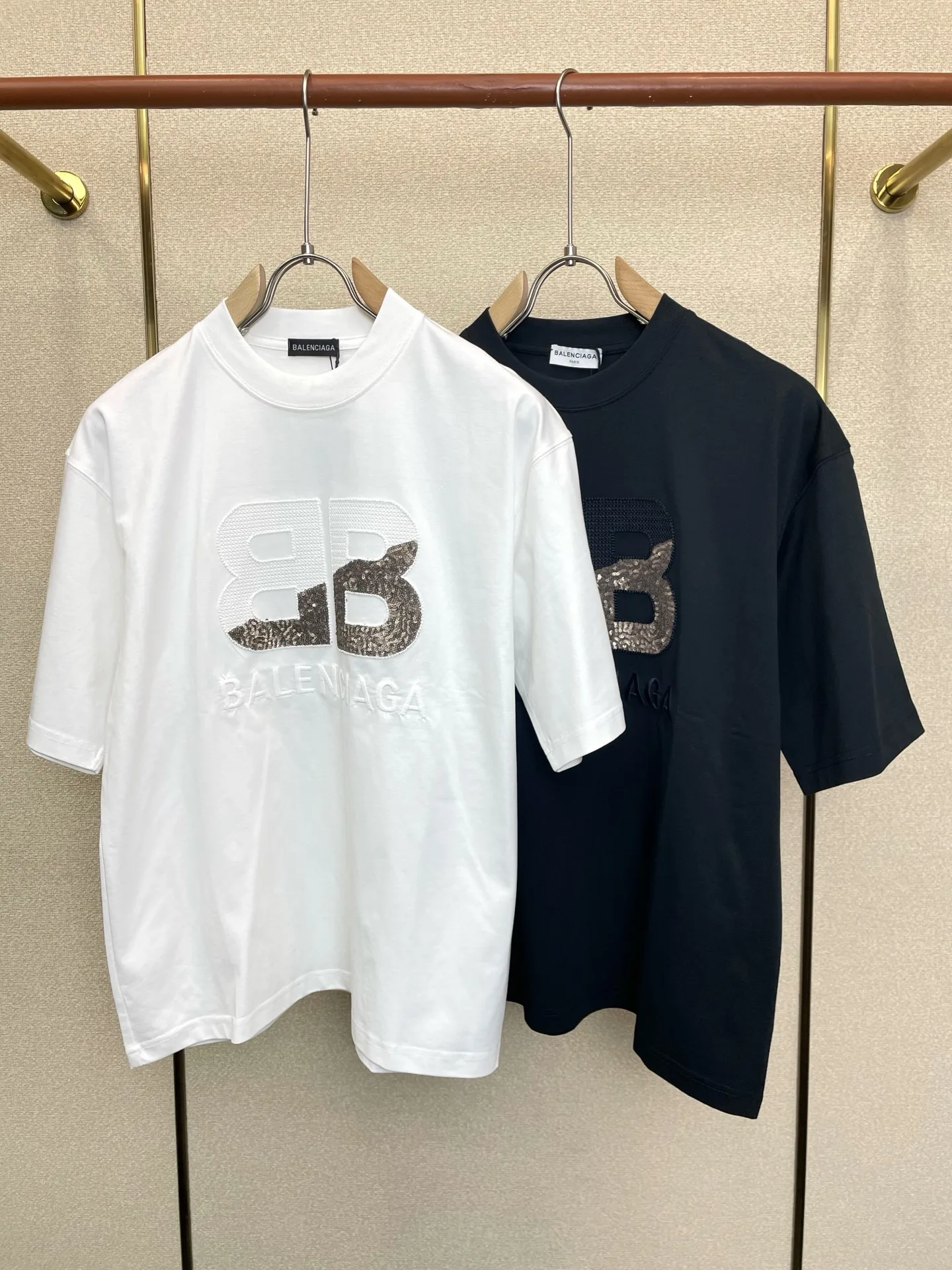 カジュアルロゴ入り バレンシアガ Tシャツ 偽物 クルーネック 半袖Tシャツ