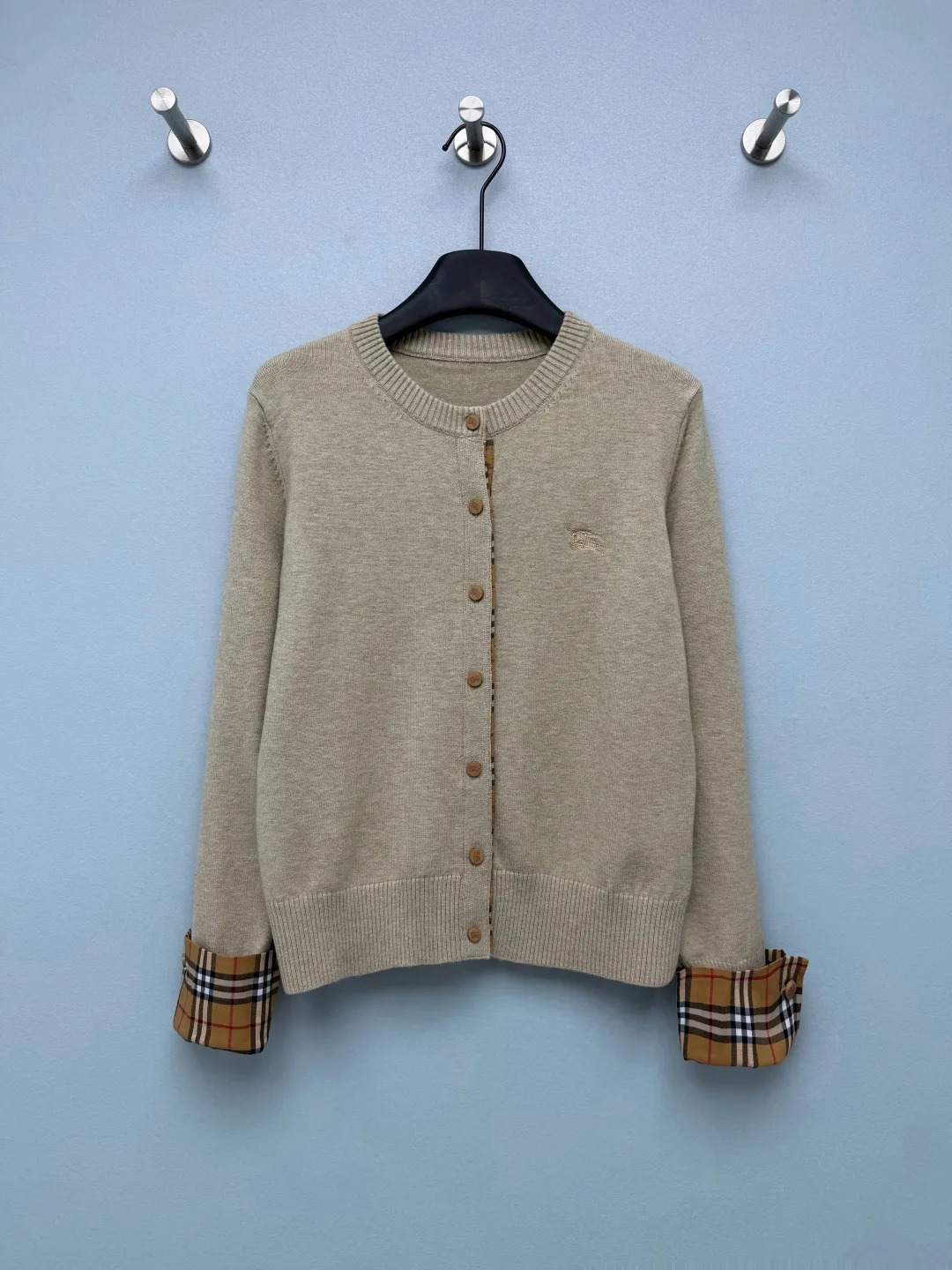 EKD刺繍 チェックカフス クルーネック カーディガン バーバリー ニット 偽物 ベージュ