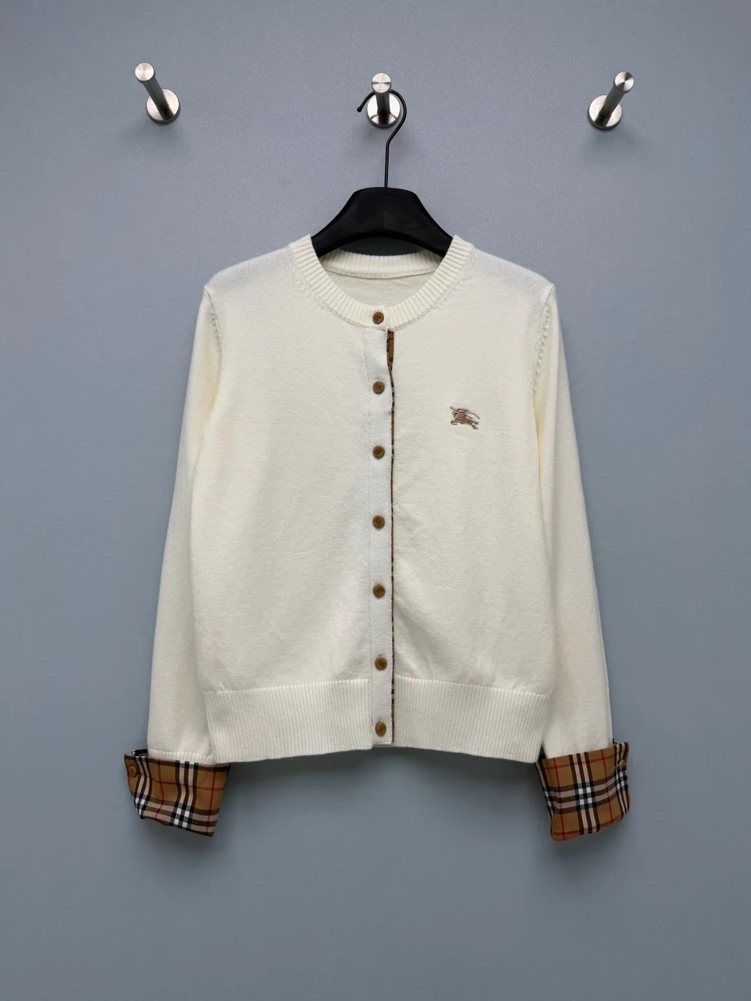 EKD刺繍 チェックカフス クルーネック カーディガン バーバリー ニット 偽物 ホワイト