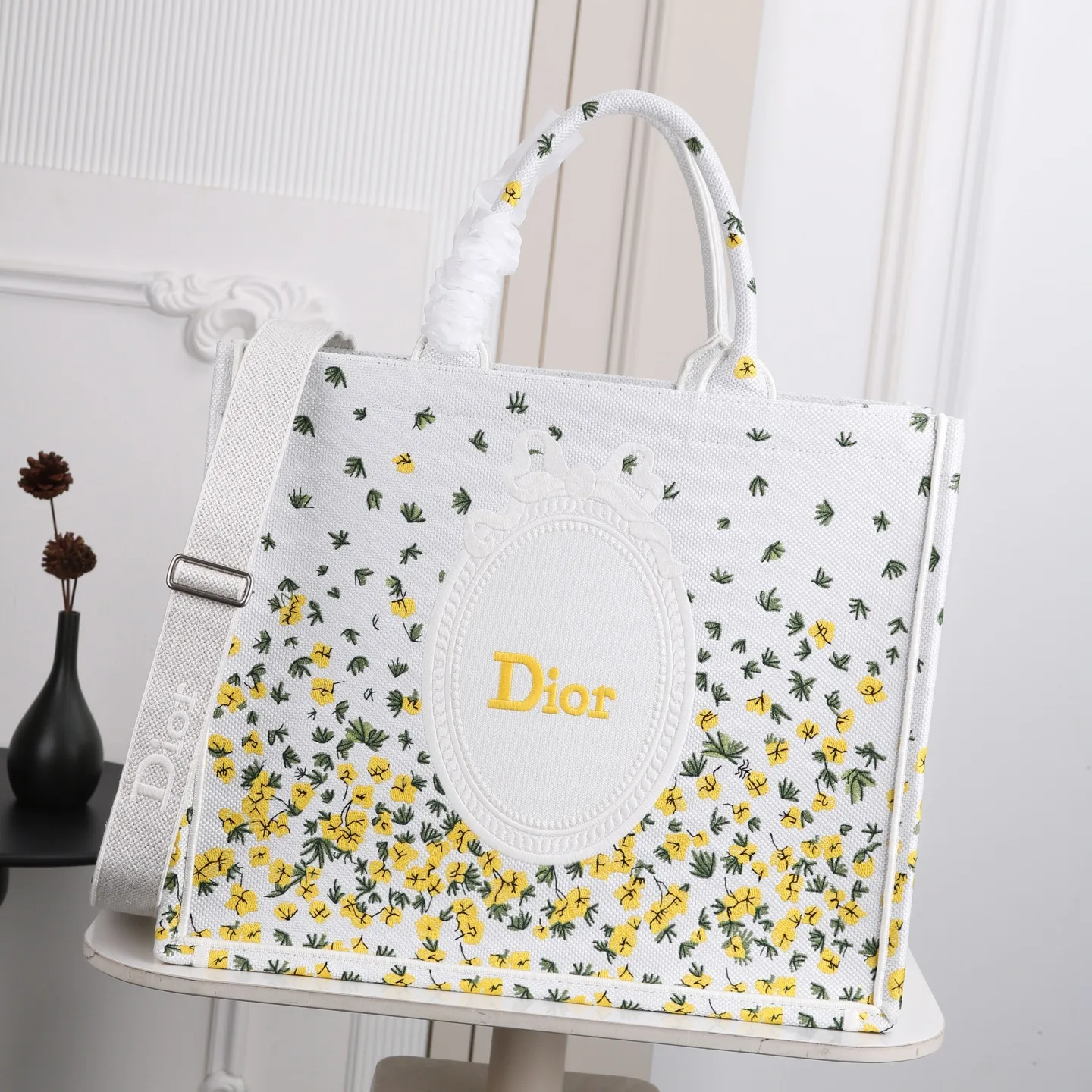 ラージサイズ Dior Book Tote ストラップ付きバッグ クリスチャン・ディオール コピー 刺繍入り