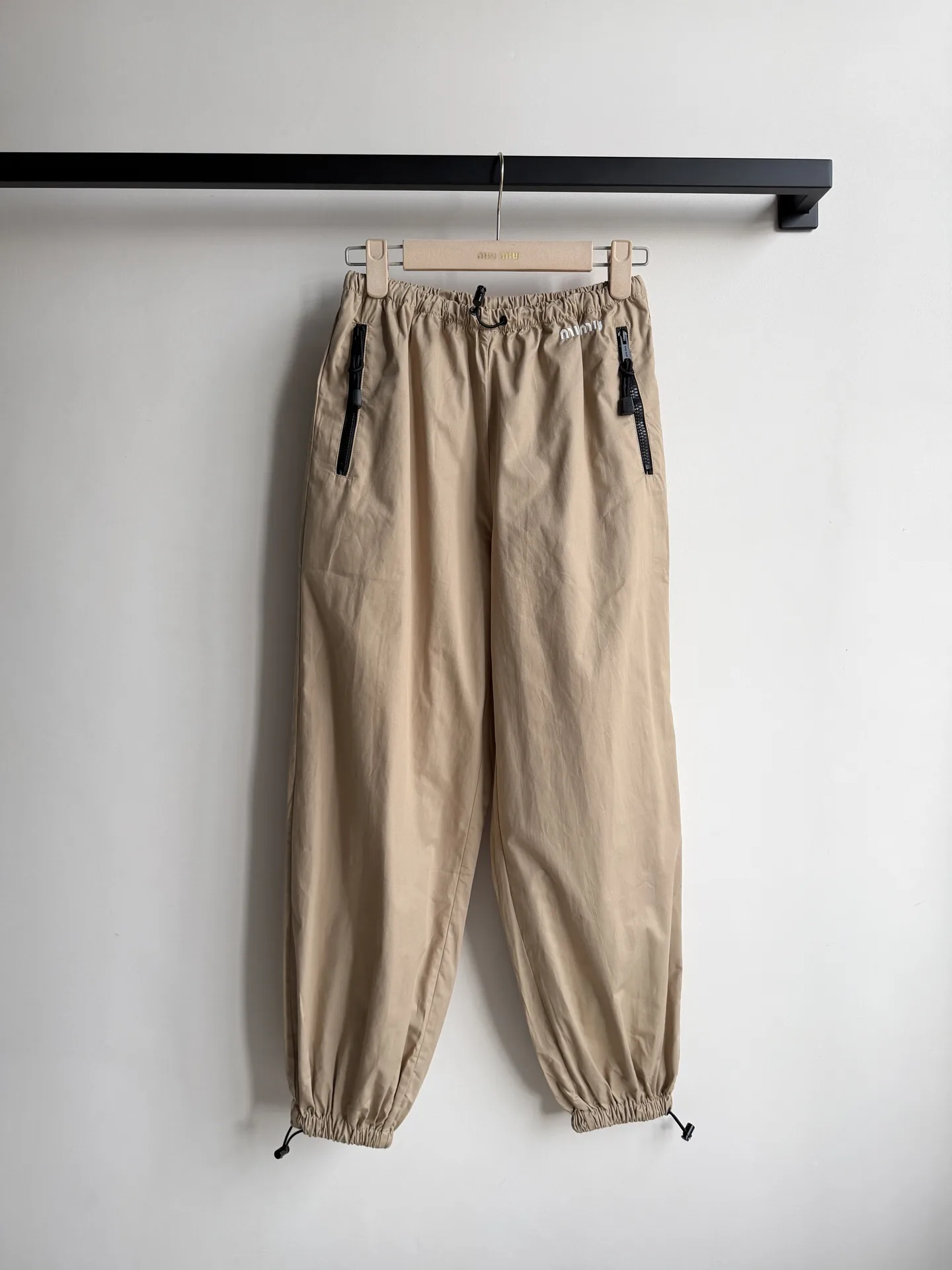 ミュウミュウ パンツ 偽物 軽量 カジュアルパンツ 合わせやすい ベージュ
