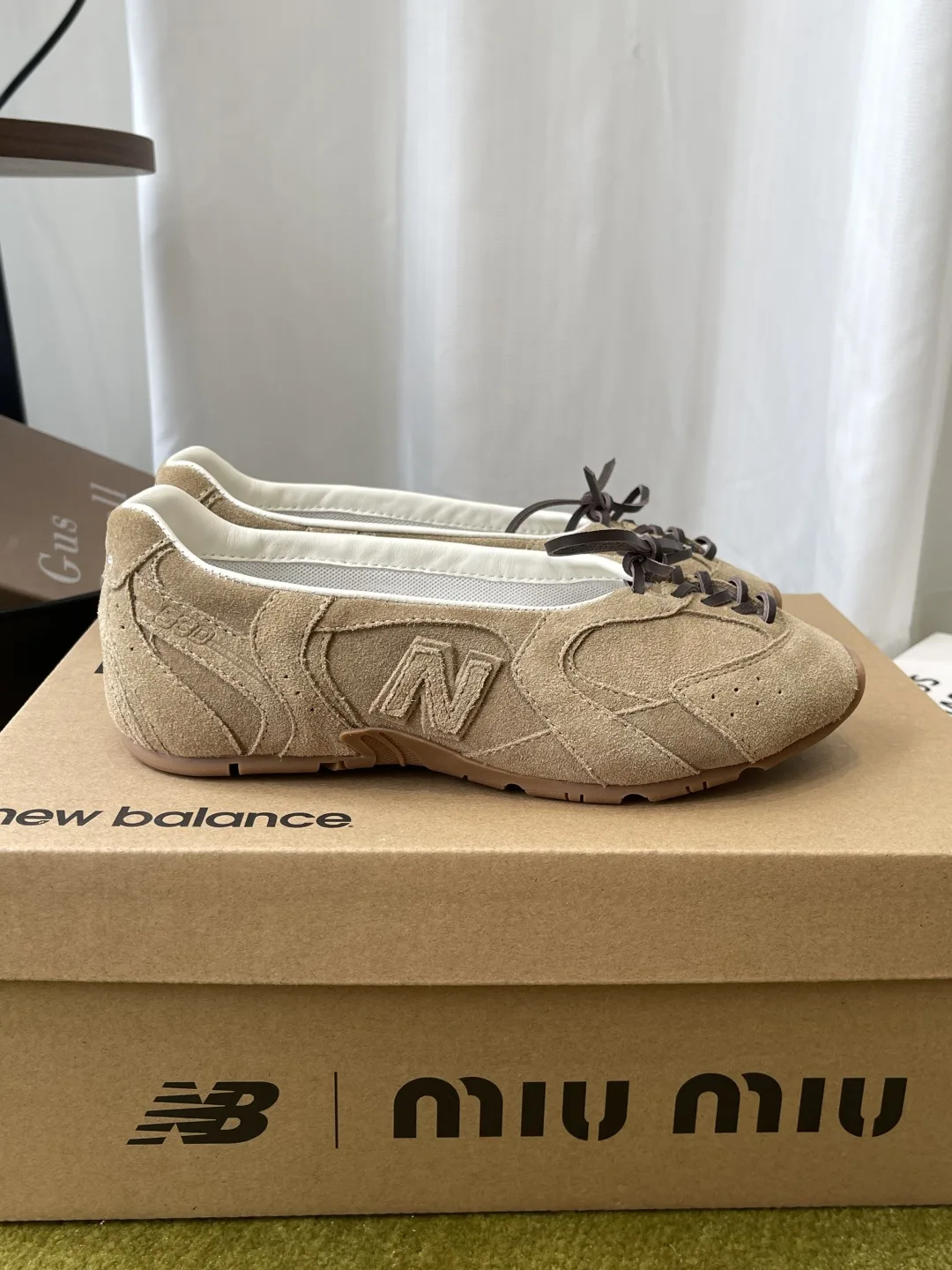 MIUMIU × New Balance スエード シューズ ミュウミュウ スニーカー 偽物 ベージュ