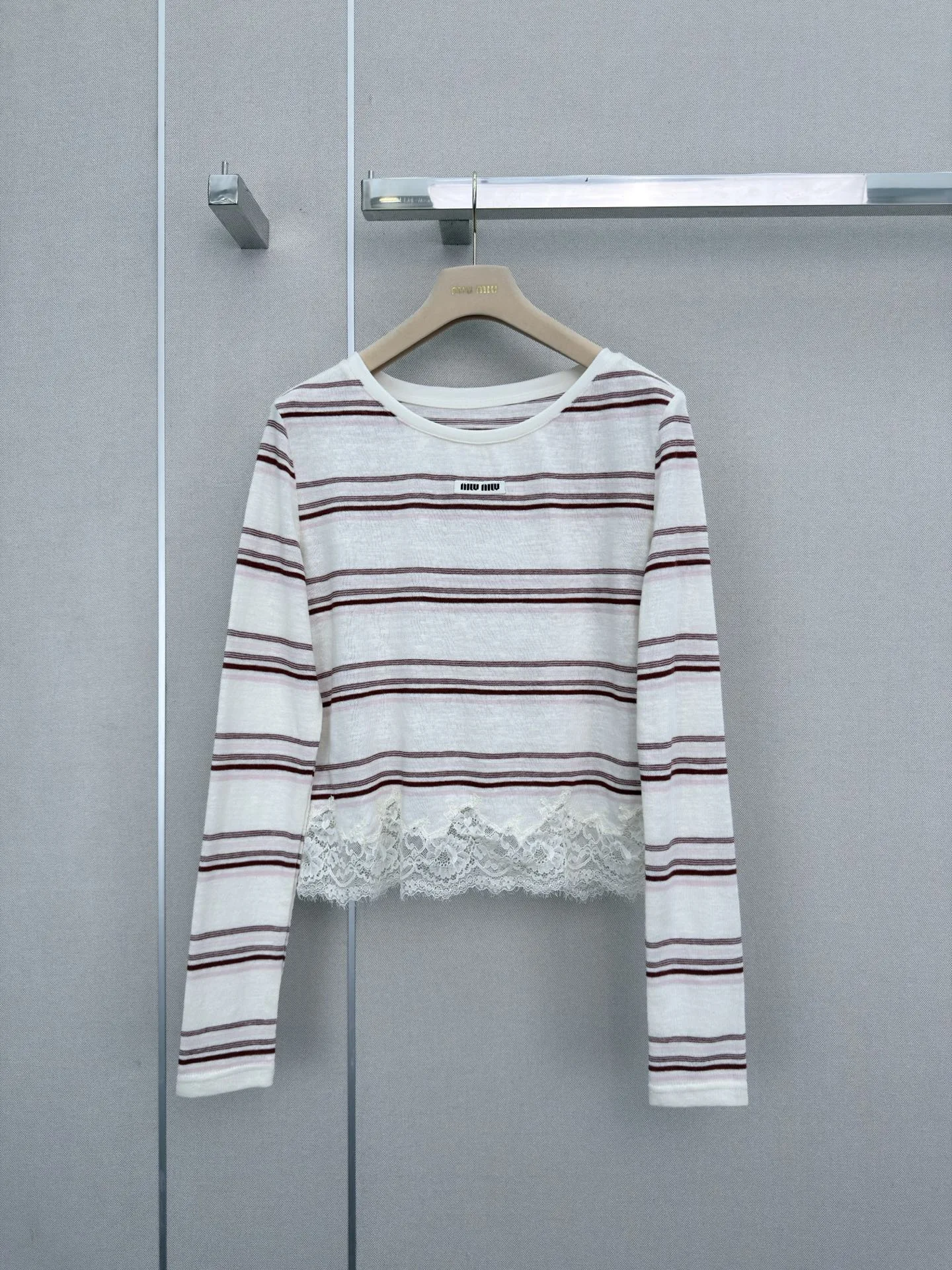 カジュアル 可愛い クロップド 長袖Tシャツ ミュウミュウ Tシャツ 偽物