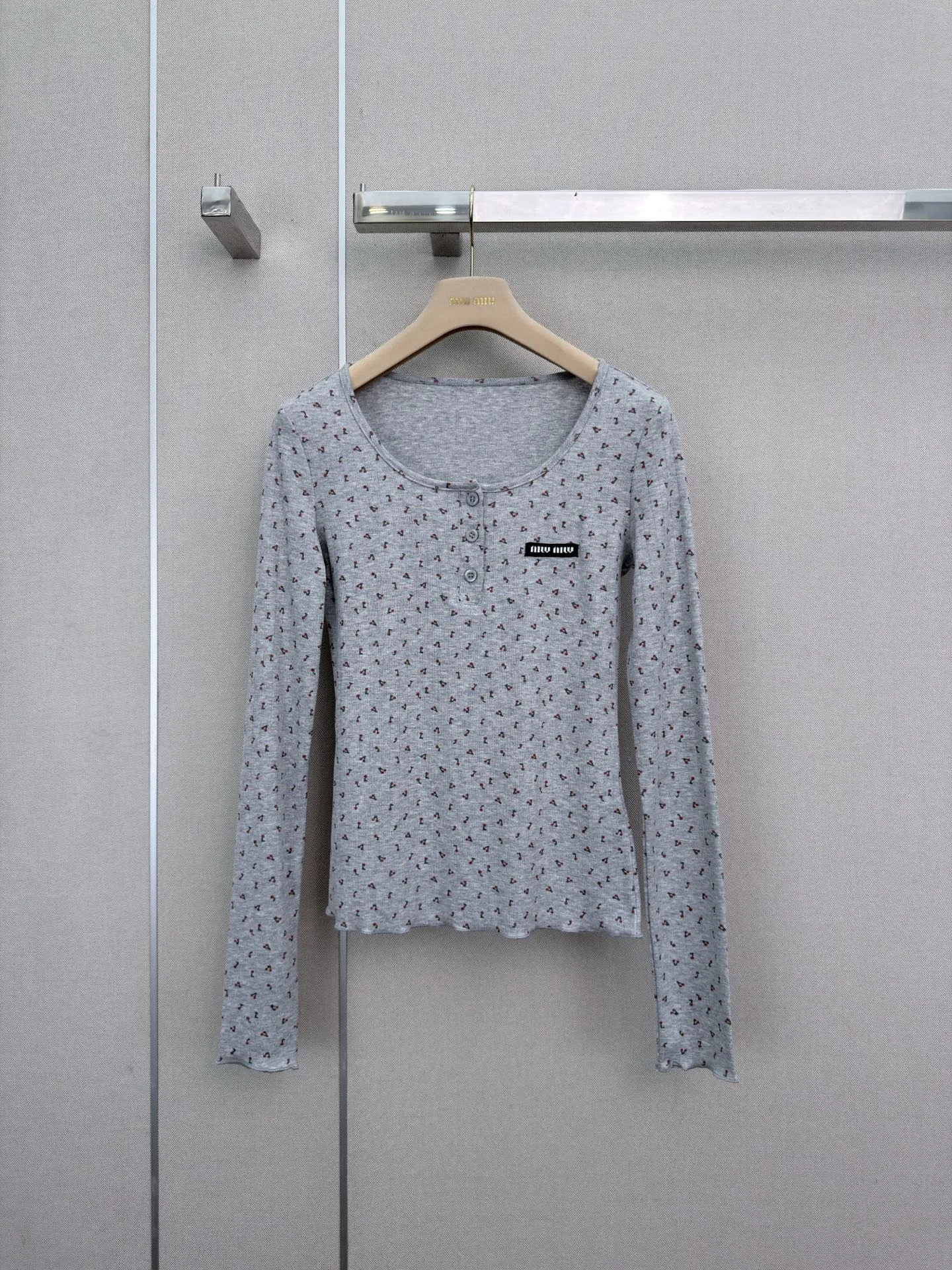 可愛い 総柄プリント ヘンリーネック 長袖Tシャツ ミュウミュウ Tシャツ 偽物 グレー