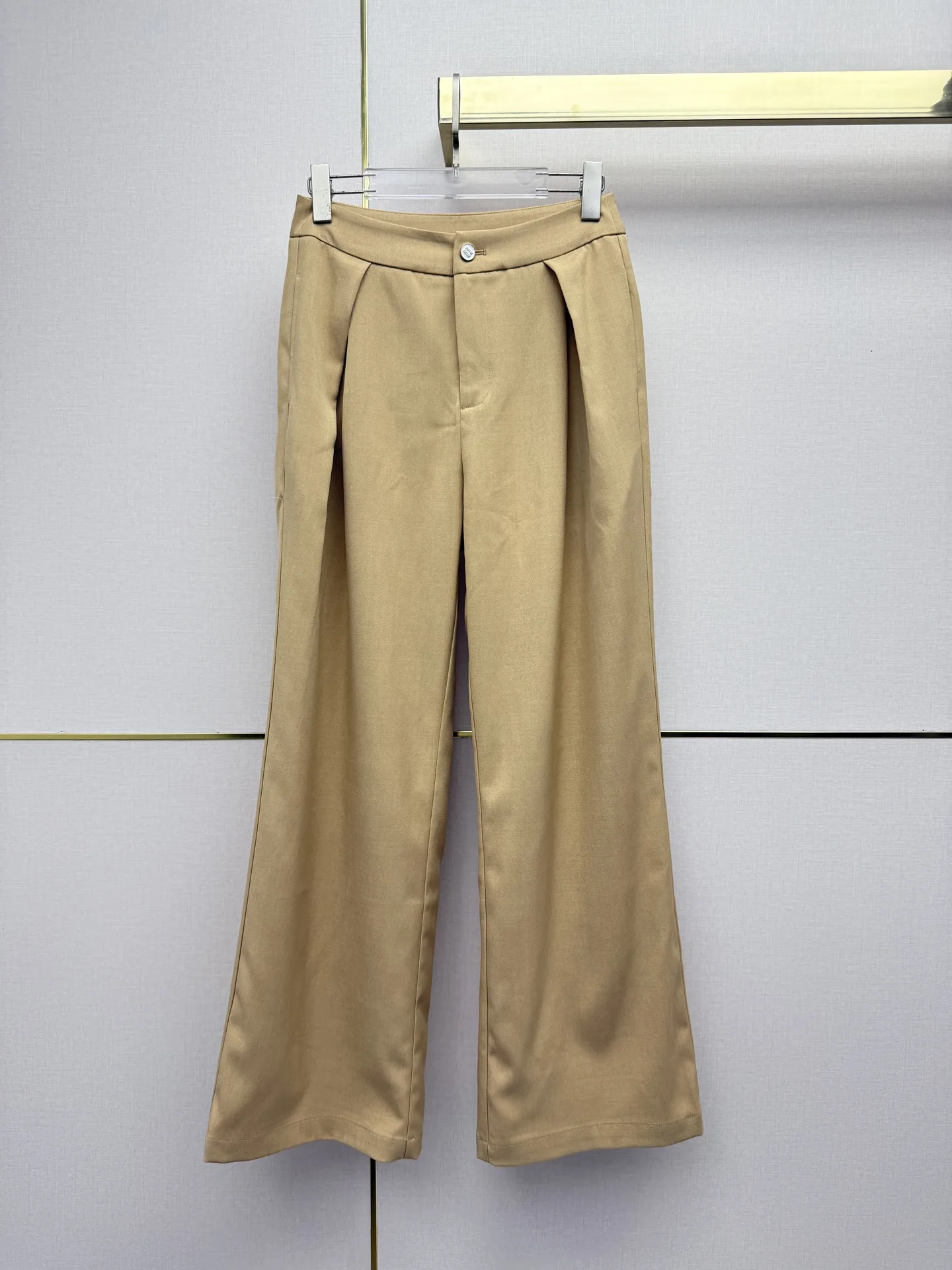 洗練された タック入り スラックス ミュウミュウ パンツ 偽物 合わせやすい ベージュ