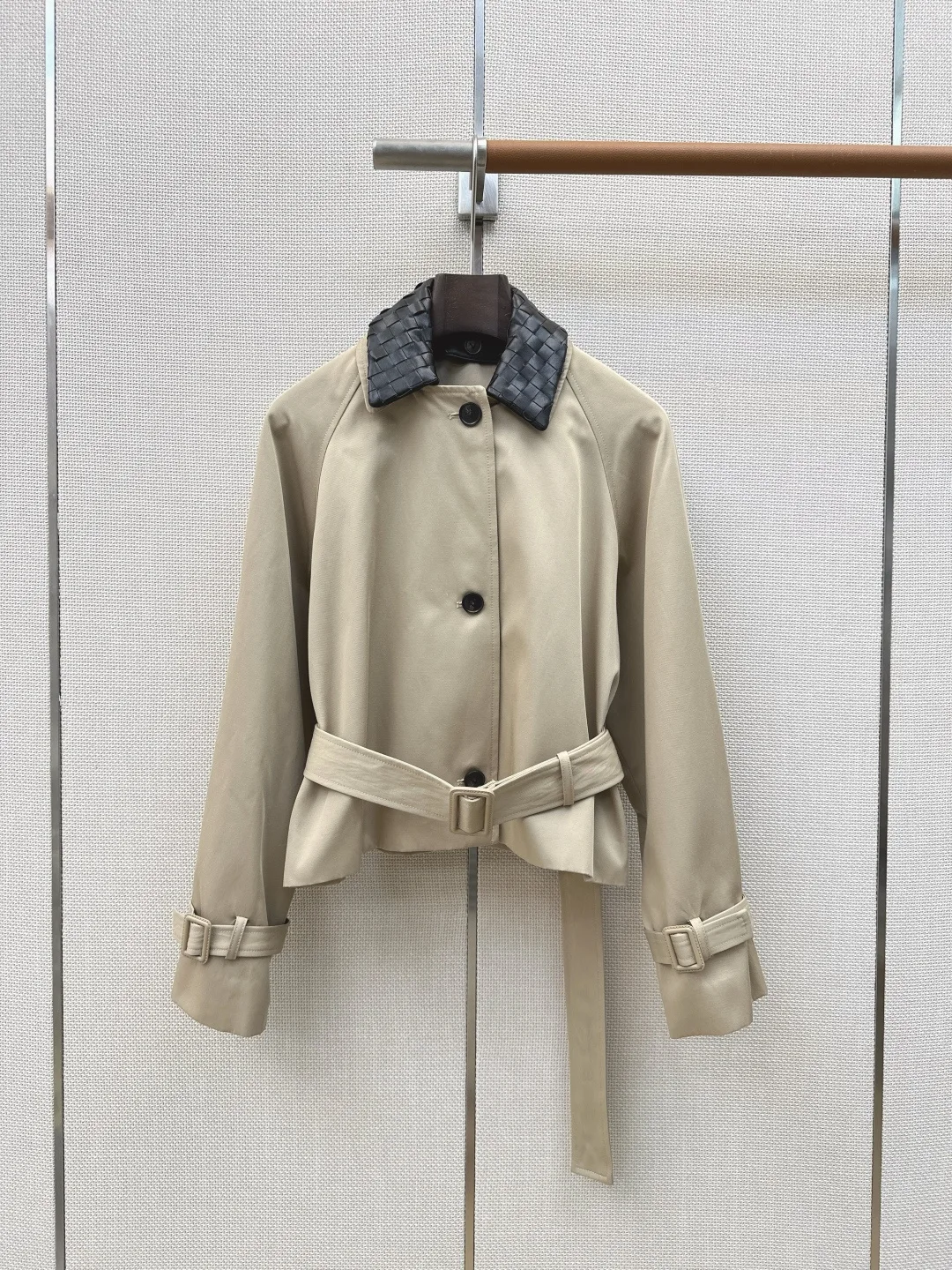洗練された 定番 ショート トレンチジャケット ボッテガ・ヴェネタ ジャケット 偽物