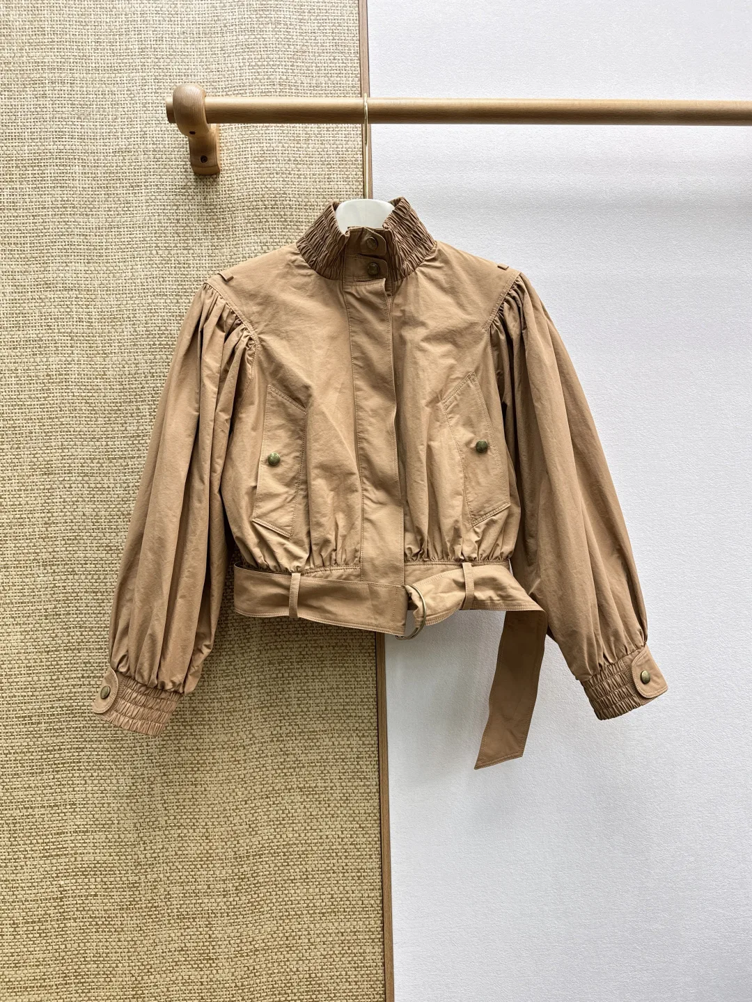 大人可愛い ギャザー クロップドジャケット クロエ ジャケット 偽物 スタンドカラー