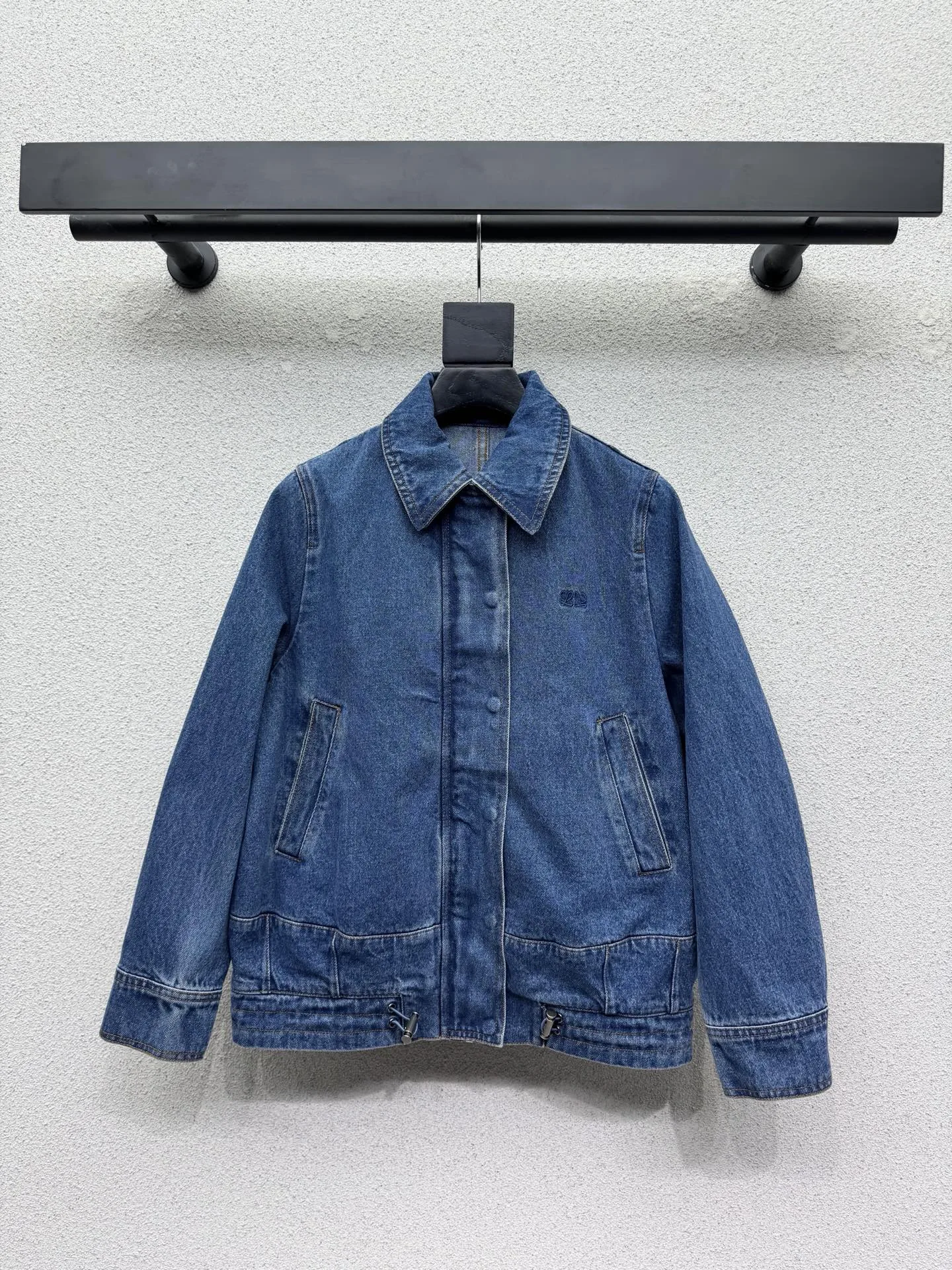 洗練された ロゴ刺繍 デニムブルゾン ロエベ ジャケット 偽物 合わせやすい