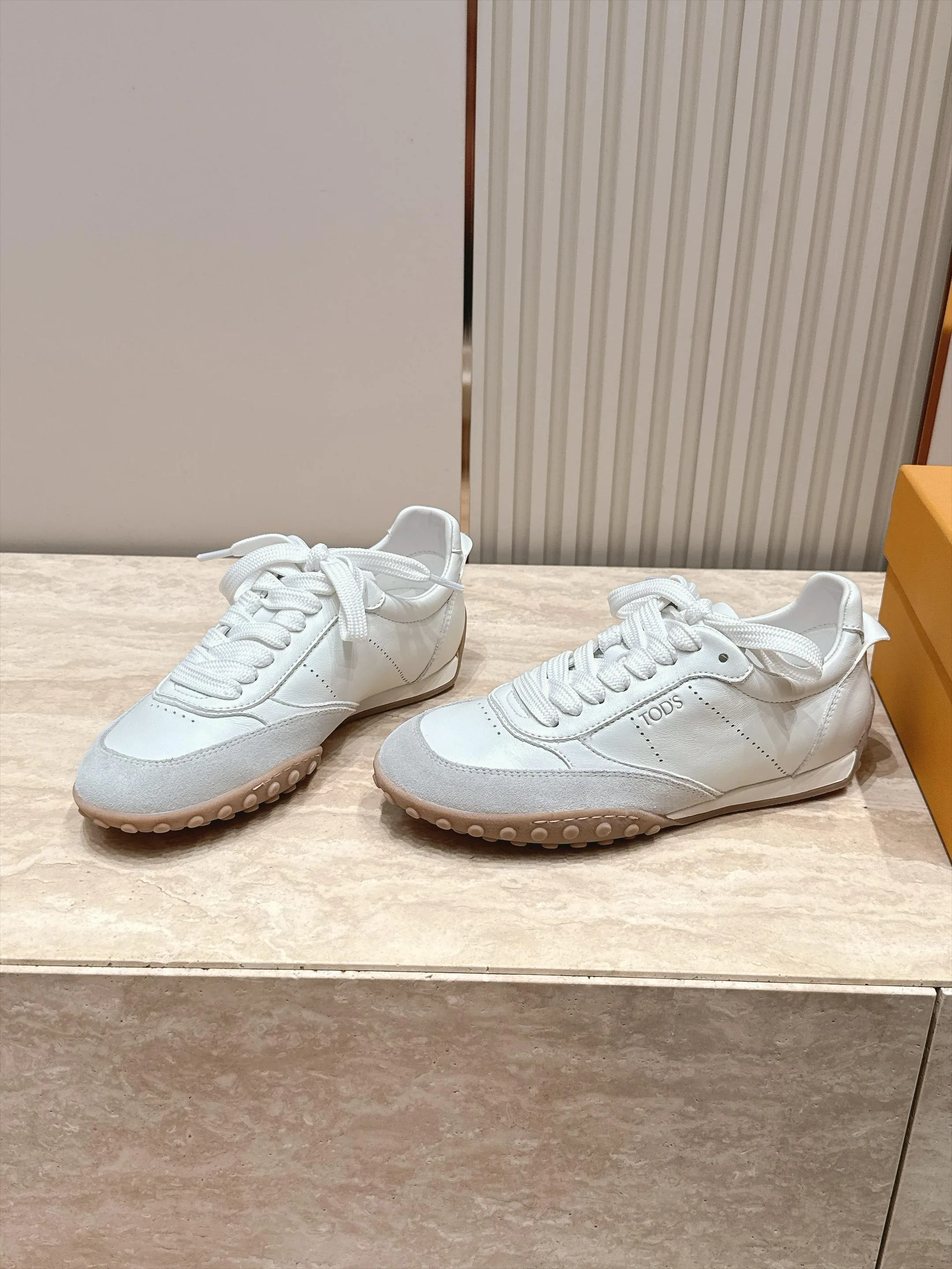 レディース メンズ 人気 カジュアル トッズ シューズ スーパーコピー レザー&スエード スニーカー