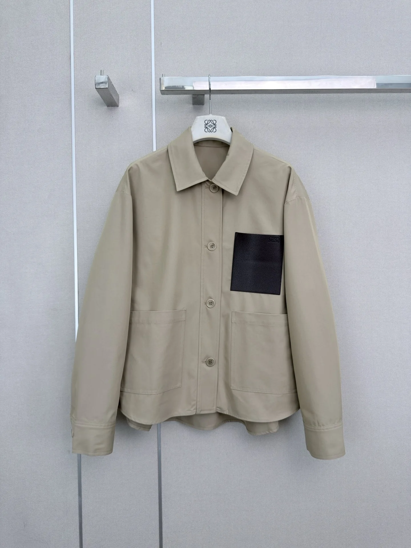 ロエベ ジャケット 偽物 合わせやすい カジュアル 洗練された ワークジャケット