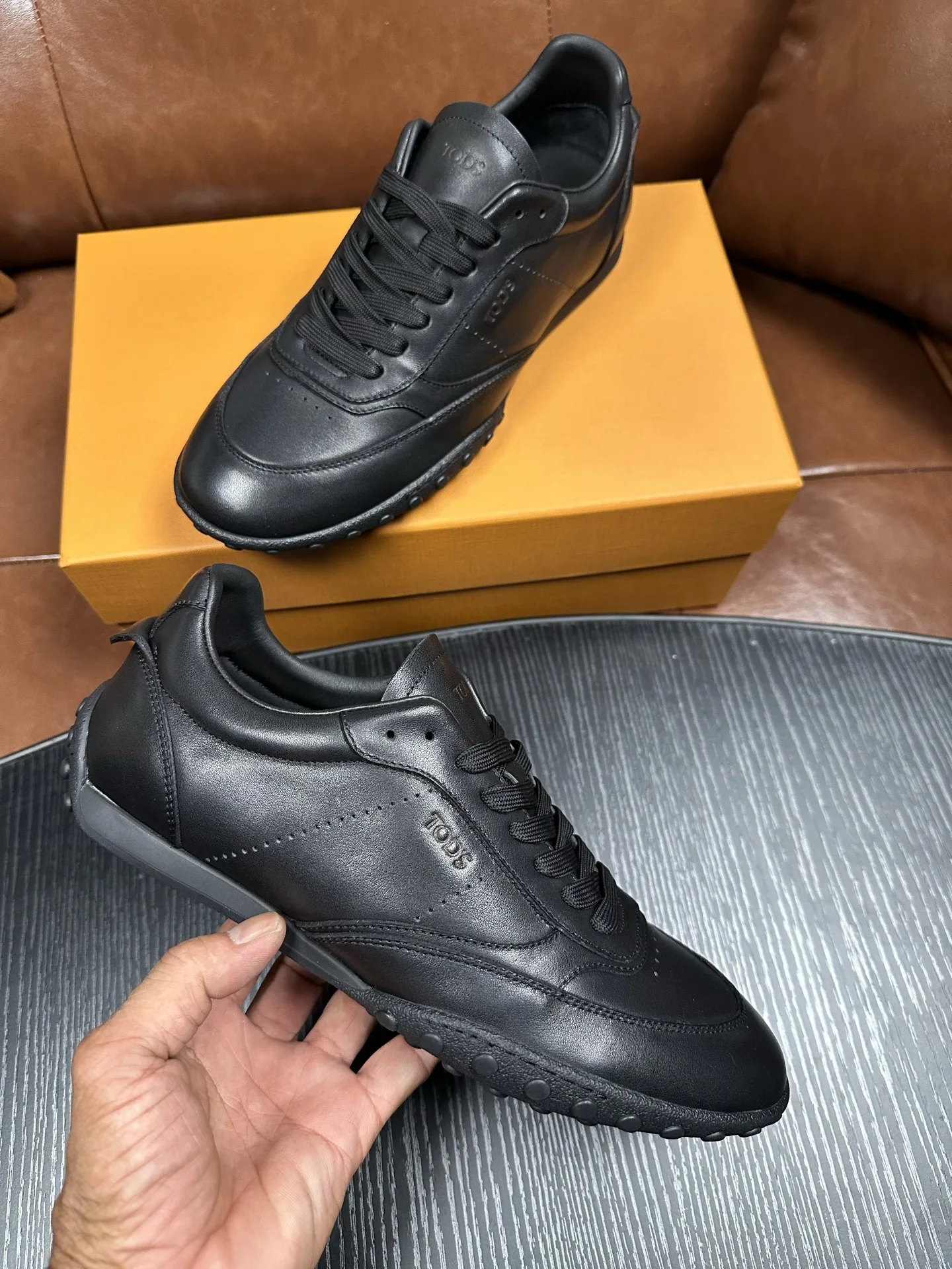 洗練された カジュアル レザースニーカー トッズ シューズ スーパーコピー メンズシューズ ブラック