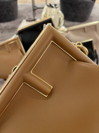 新しいFENDI Firstが来ました デザイナーKim Jonesが主導して デザインした最初のFend1は,従来のバッグ型を覆した フェンディ バッグ 新作 コピー