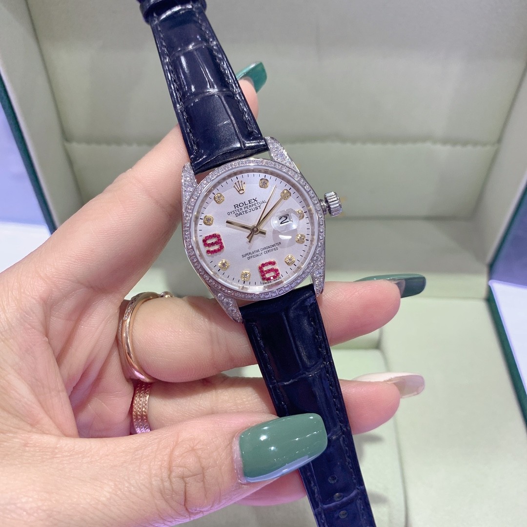 直径：32mm 厚さ：11mm。耐食性の良いと色褪せないステンレスで作成したケース、革ベルトで金属アレルギーの方も楽々に楽しめます。風防は硬度がダイヤ下位のサファイアで採用です。6と9時にはレッドのラインストーンが象嵌されます、女性らしいエレガントな雰囲気を仕上がります。