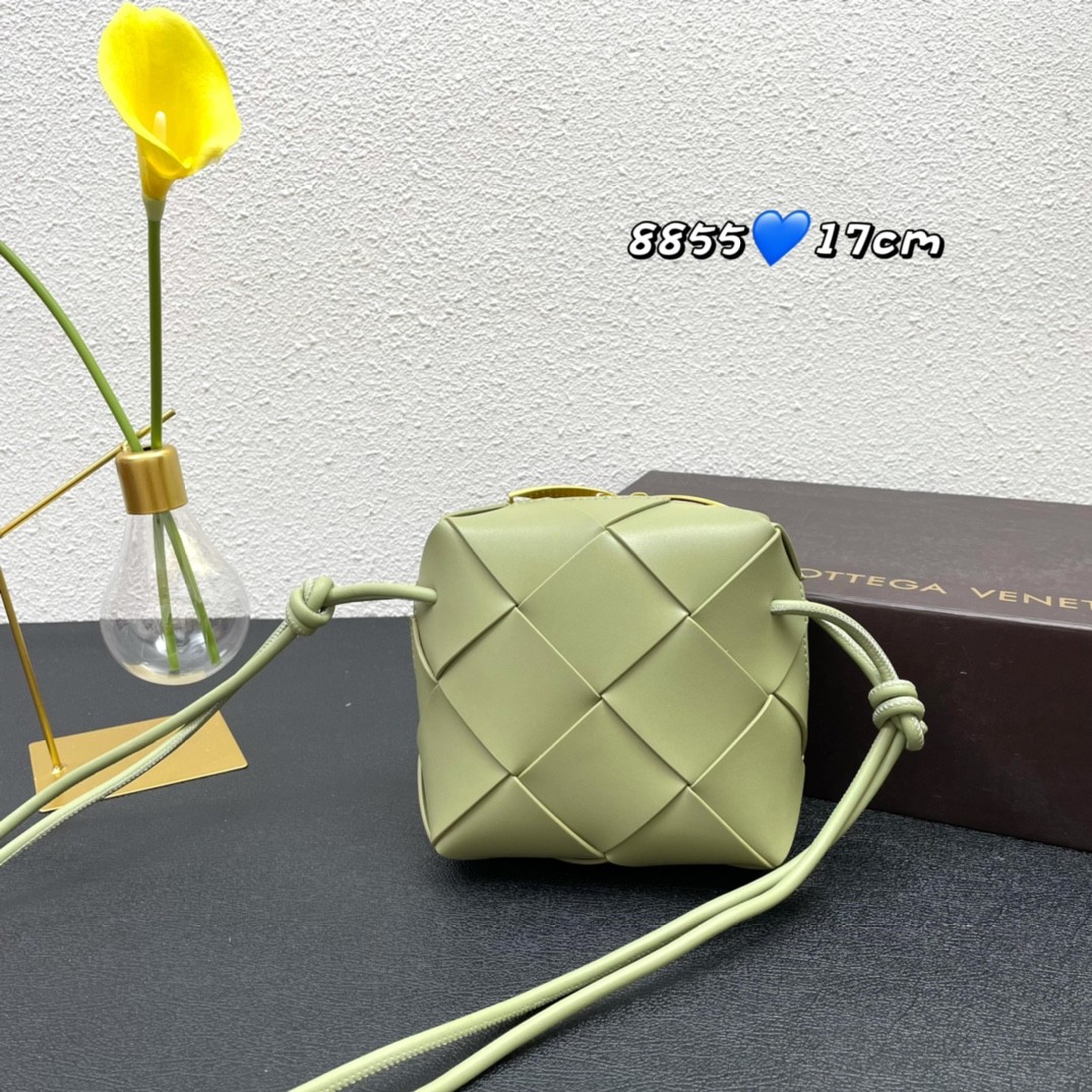 シンプル 上品 ボッテガ・ヴェネタ バッグ コピー レディース 人気 カセット ショルダーバッグ