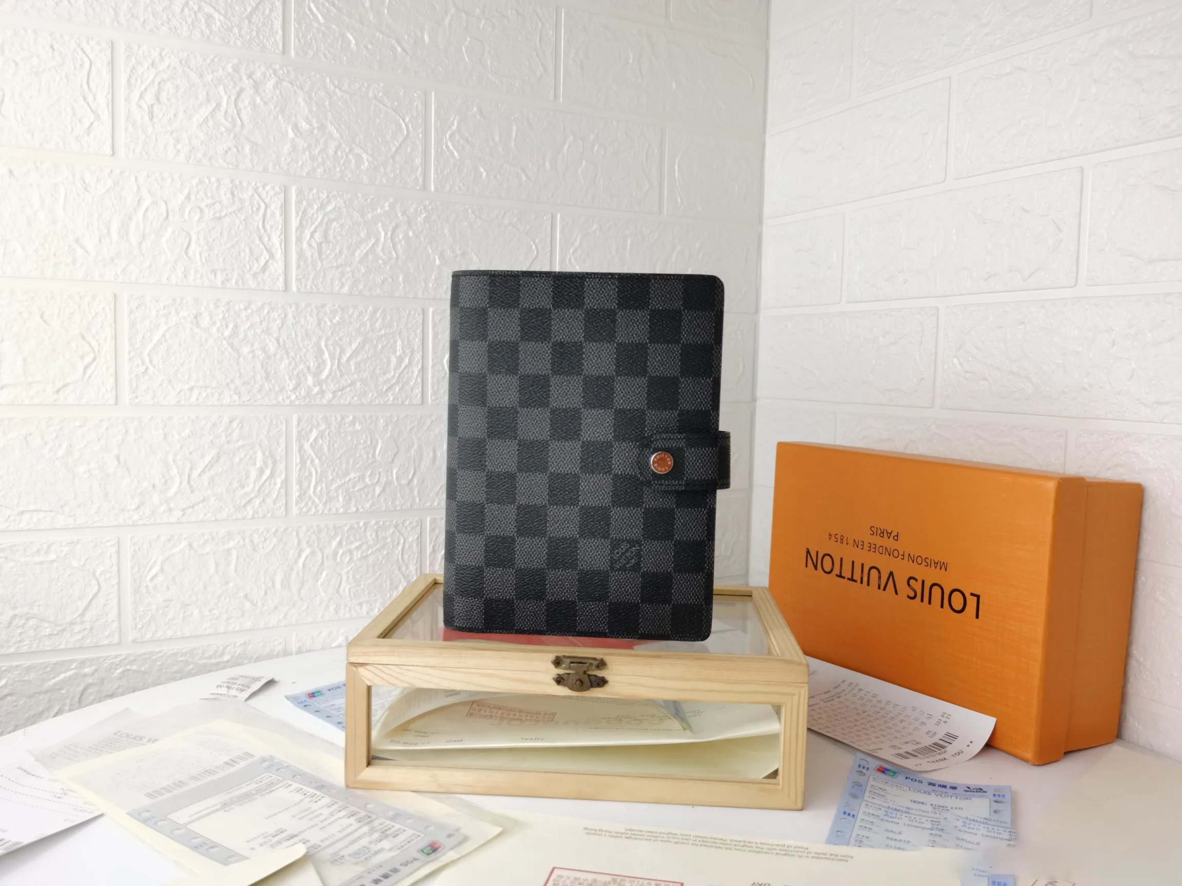 ルイヴィトン LOUIS VUITTON ダミエ・グラフィット アジェンダMM 手帳カバー R20242 激安 コピー 新品 ルイヴィトン LOUIS VUITTON ダミエ・グラフィット アジェンダMM 手帳カバー R20242 激安 コピー 新品