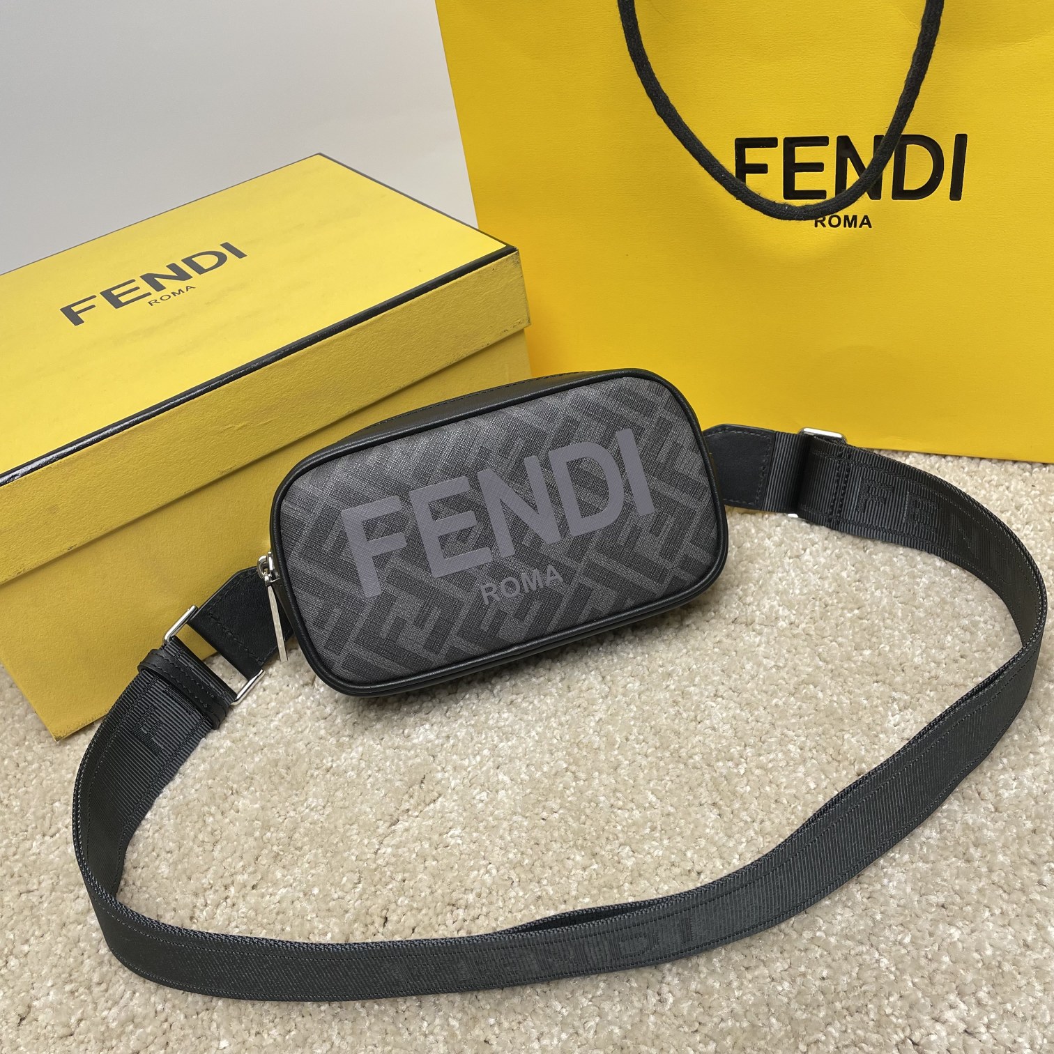フェンディ バッグ 人気 コピー メンズ FENDI カメラケース スモール ショルダーバッグ
