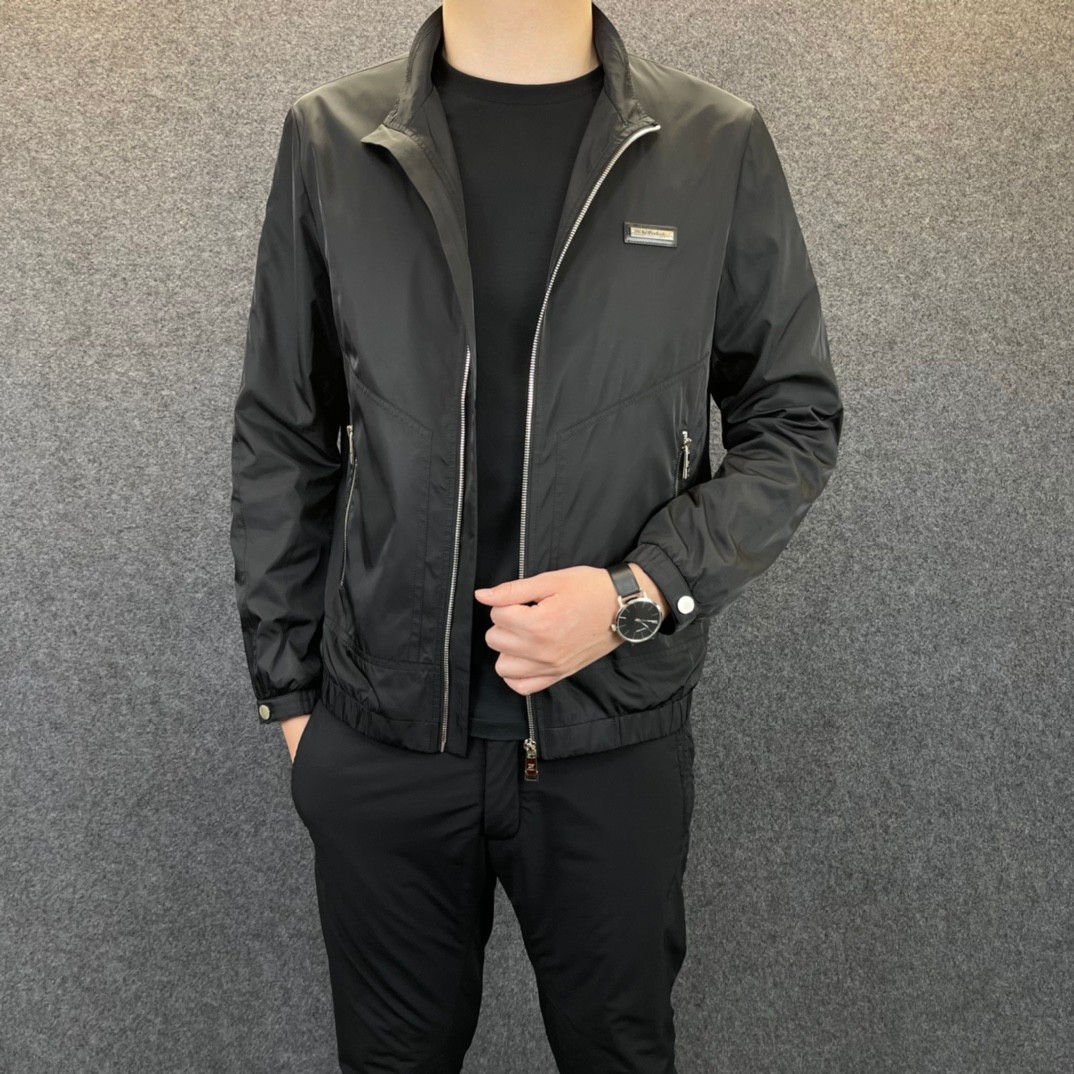 春のファッションに決して欠かせないメンズジャケット。袖口と裾はギャザーゴム仕様になっており、風の侵入を防ぎます。シンプルだけどおしゃれなデザインでビジネスからカジュアルまでどんなコーディにも合わせやすくて、春の季節に大活躍できます。まだ、両サイドのポケットにはジッパーが付いており、おしゃれで実用的なカジュアルジャケットです。