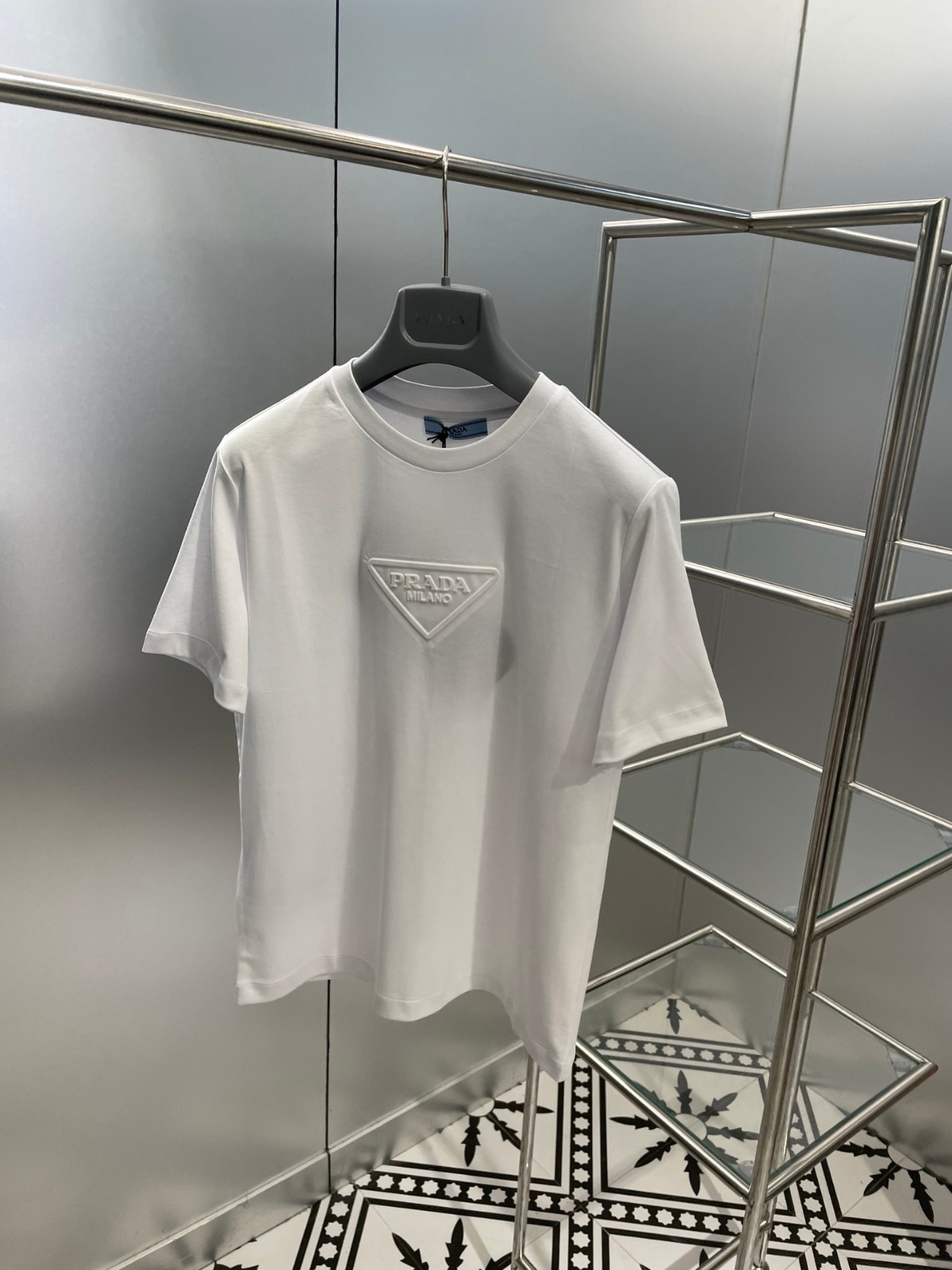 ベーシック クルーネック ロゴ入り 半袖Tシャツ プラダ Tシャツ コピー ユニセックス
