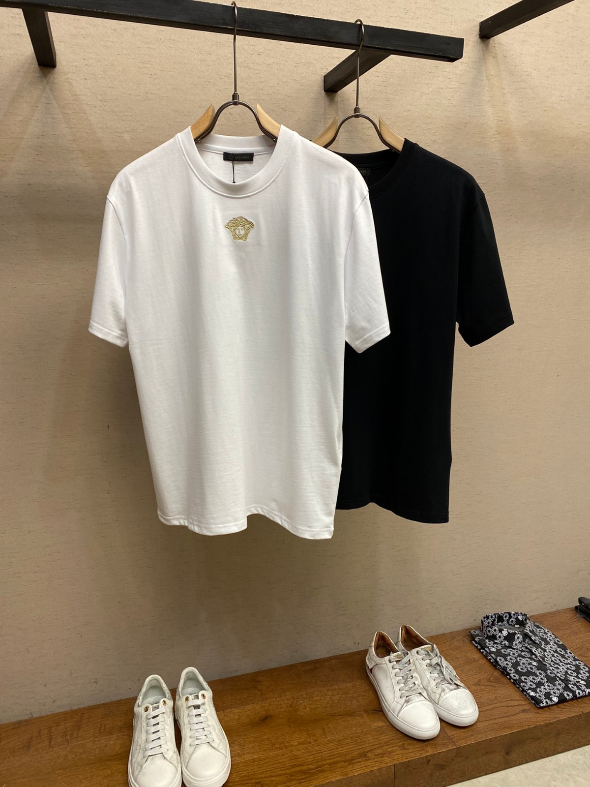 メドゥーサ 刺繍入り メンズ 半袖 トップス ヴェルサーチェ Tシャツ コピー 