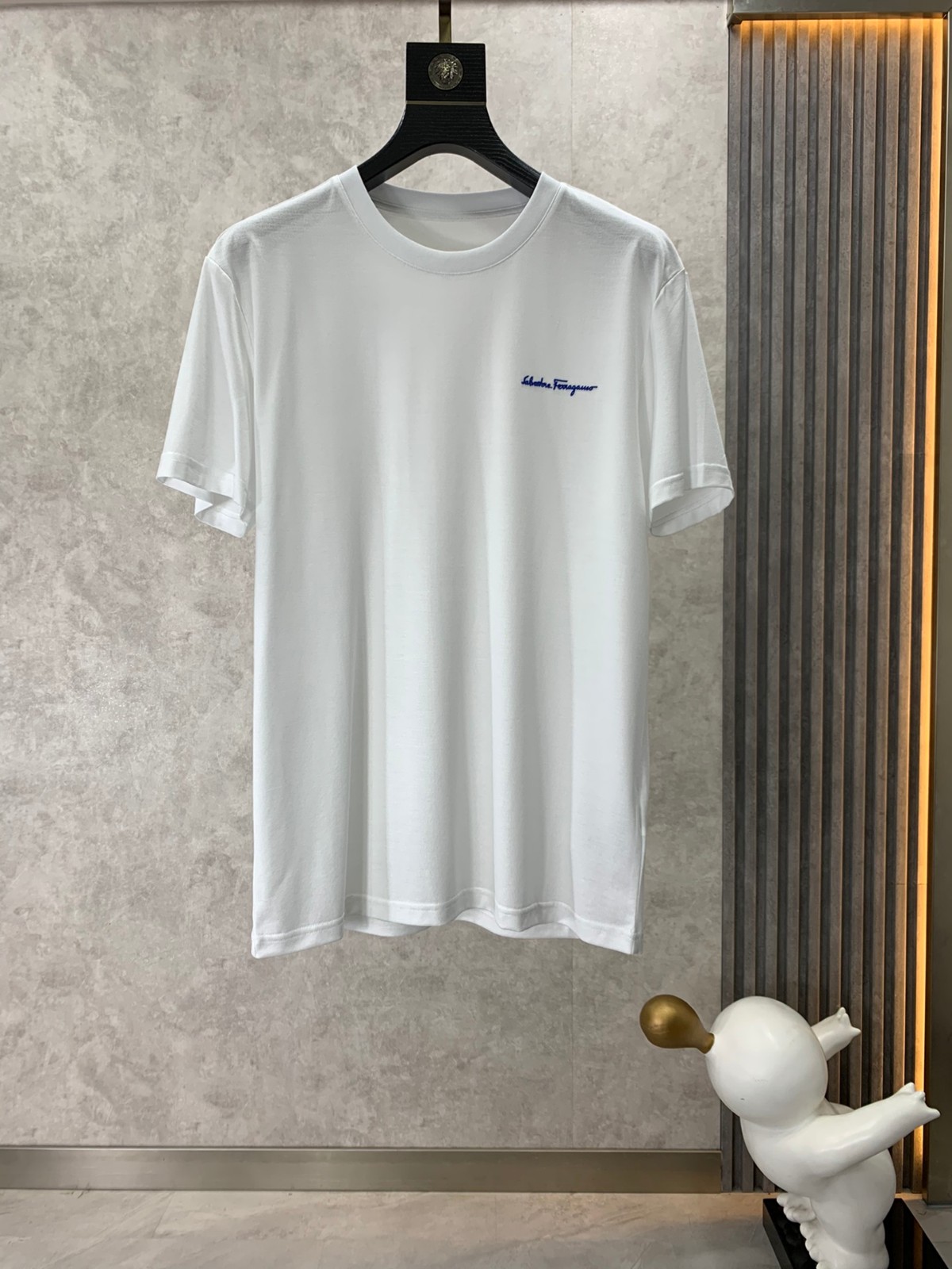 サルヴァトーレ・フェラガモ Tシャツ コピー 着回し カジュアル クルーネック 半袖Tシャツ