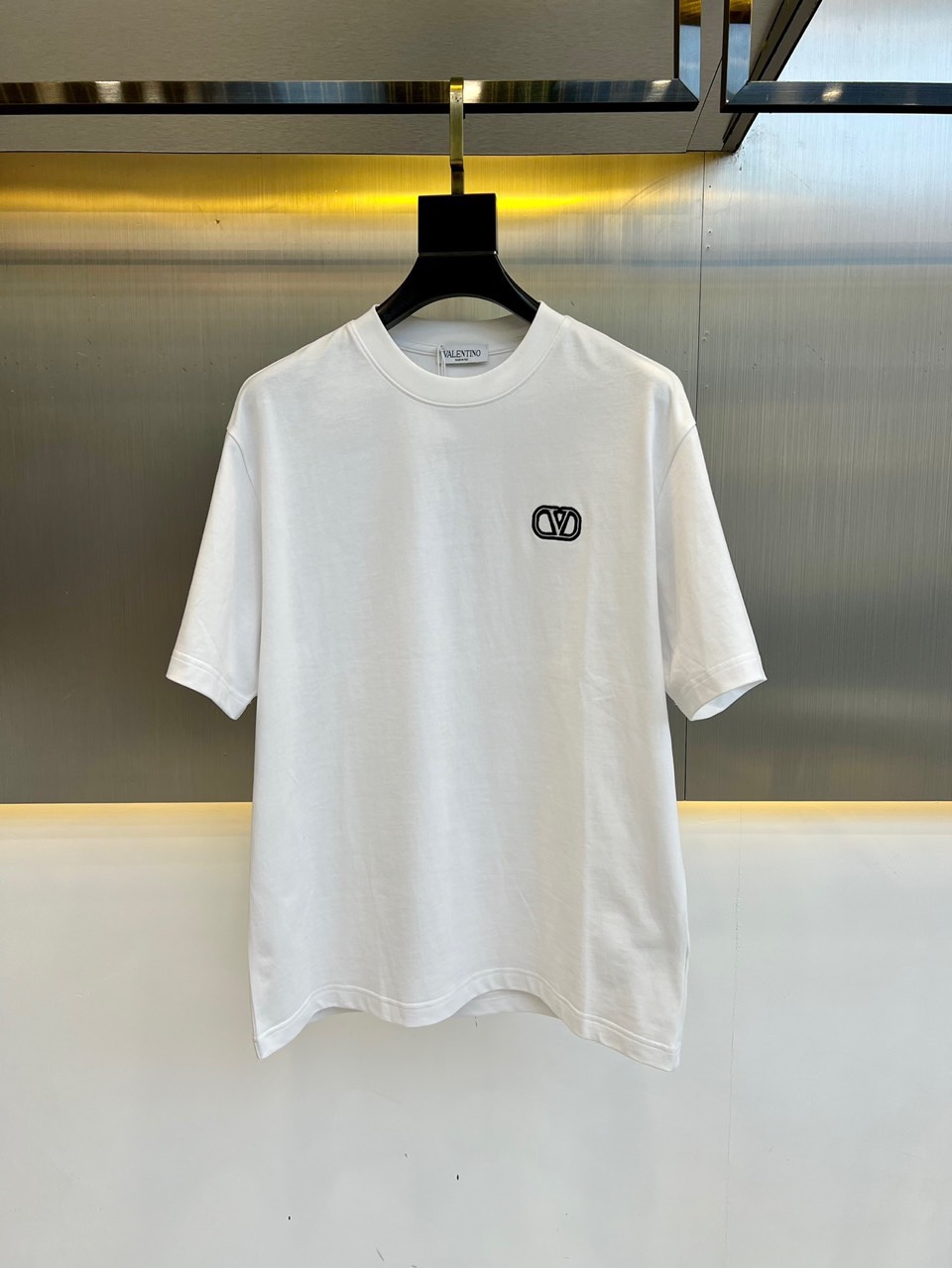 Vロゴ 刺繍入り コットン 半袖Tシャツ ヴァレンティノ Tシャツ コピー メンズ ホワイト