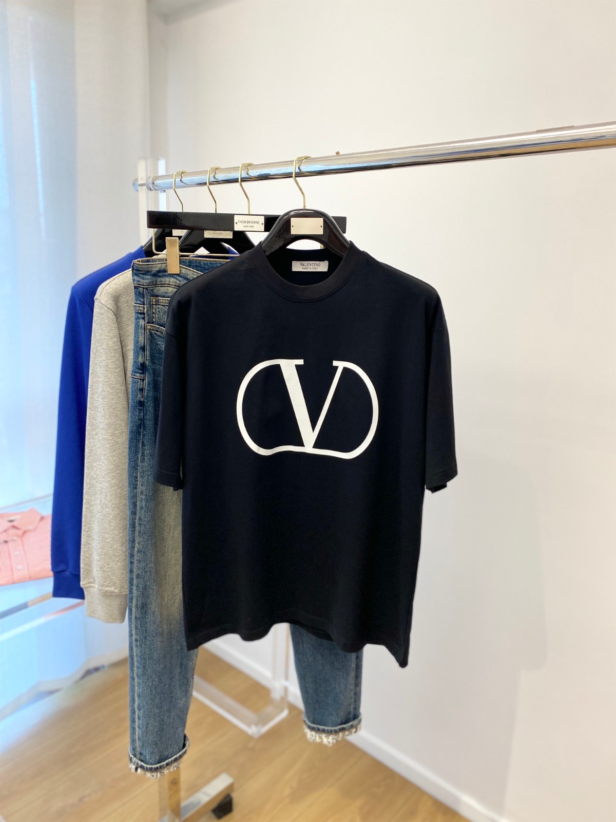 ヴァレンティノ Tシャツ コピー シンプル Vロゴ クルーネック コットン 半袖Tシャツ ブラック